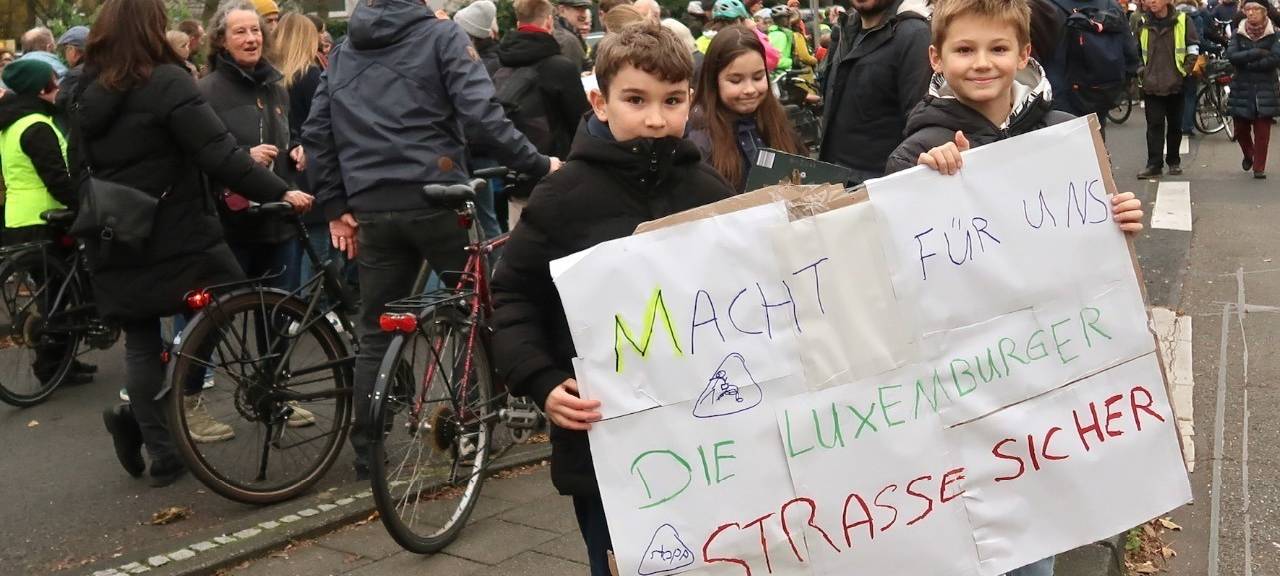 Demo für sichere Luxemburger Straße