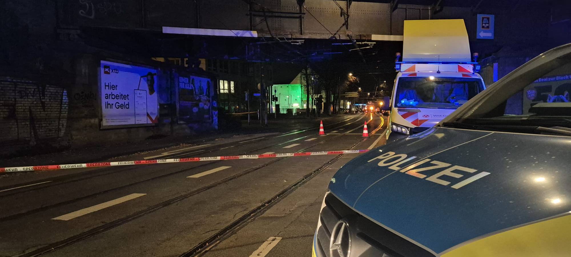 LKW reißt Oberleitungen in Poll runter