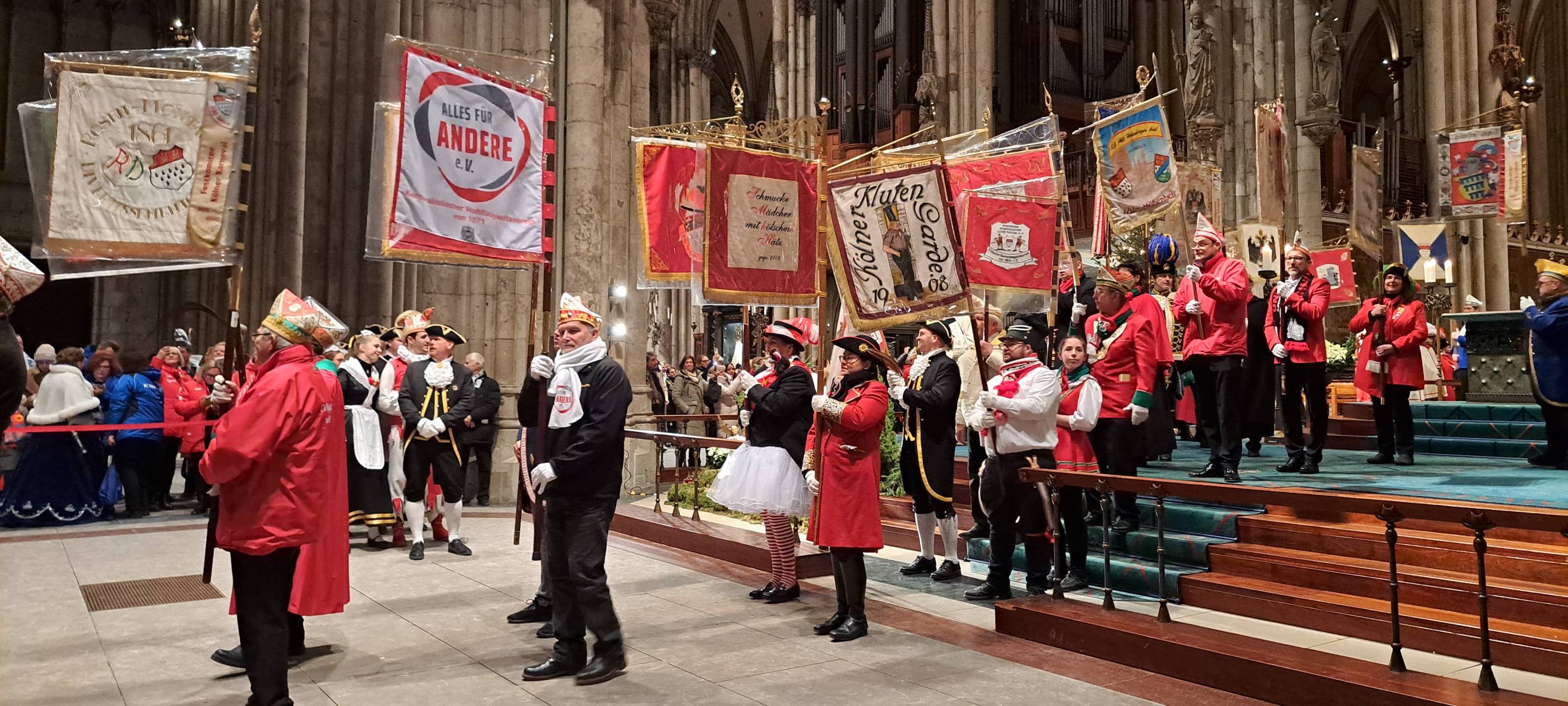 Karnevalisten erobern den Dom