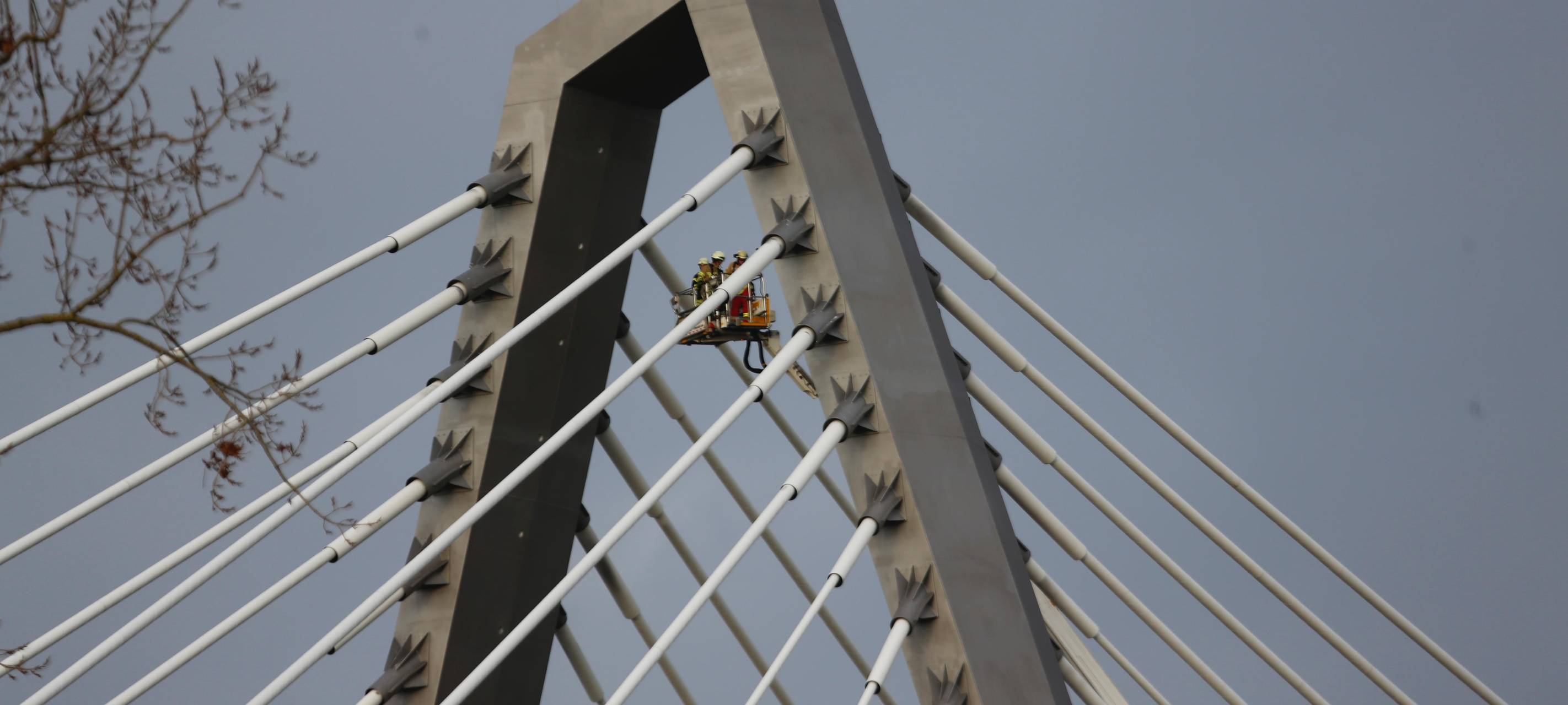 Mit einem Steiger wird versucht die Brücke von Eis zu befreien