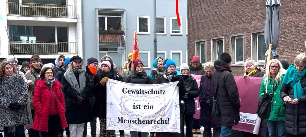 Proteste gegen Kölner Haushalt vor dem Rathaus