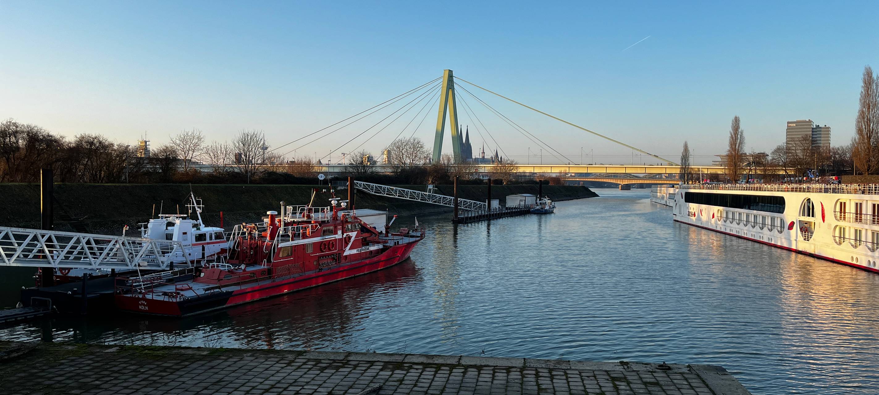Schwimmen, rudern und Kanu fahren im Deutzer Hafen