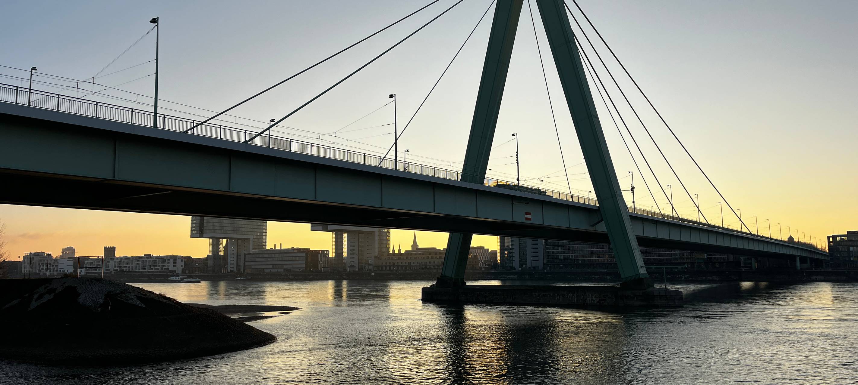 Severinsbrücke ins Rechtsrheinische gesperrt
