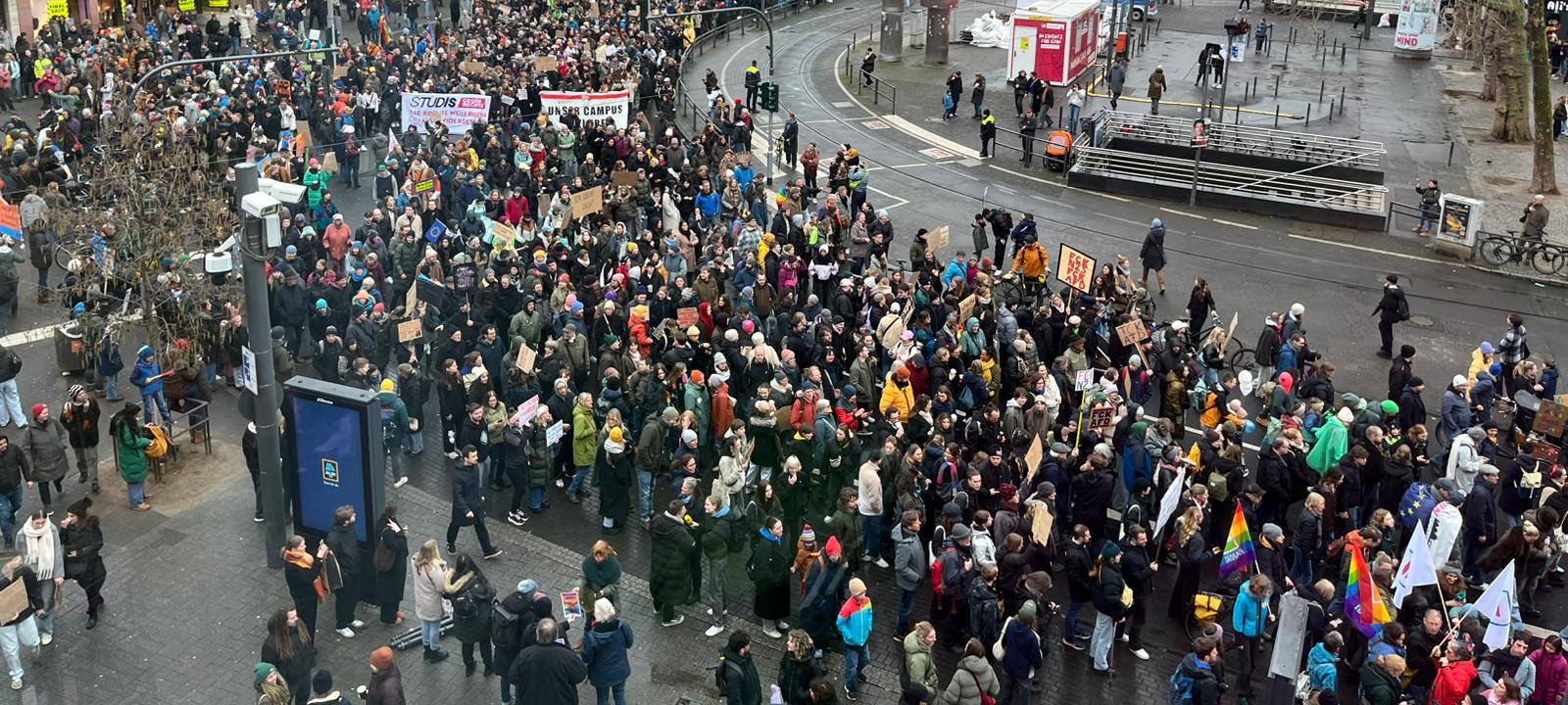 Mega-Teilnahme an "5vor12"-Demo