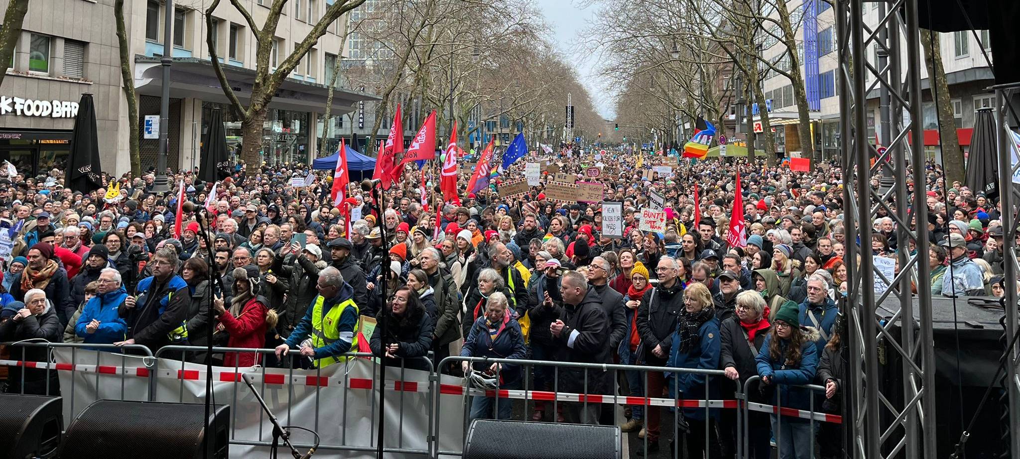 Mega-Teilnahme an "5vor12"-Demo