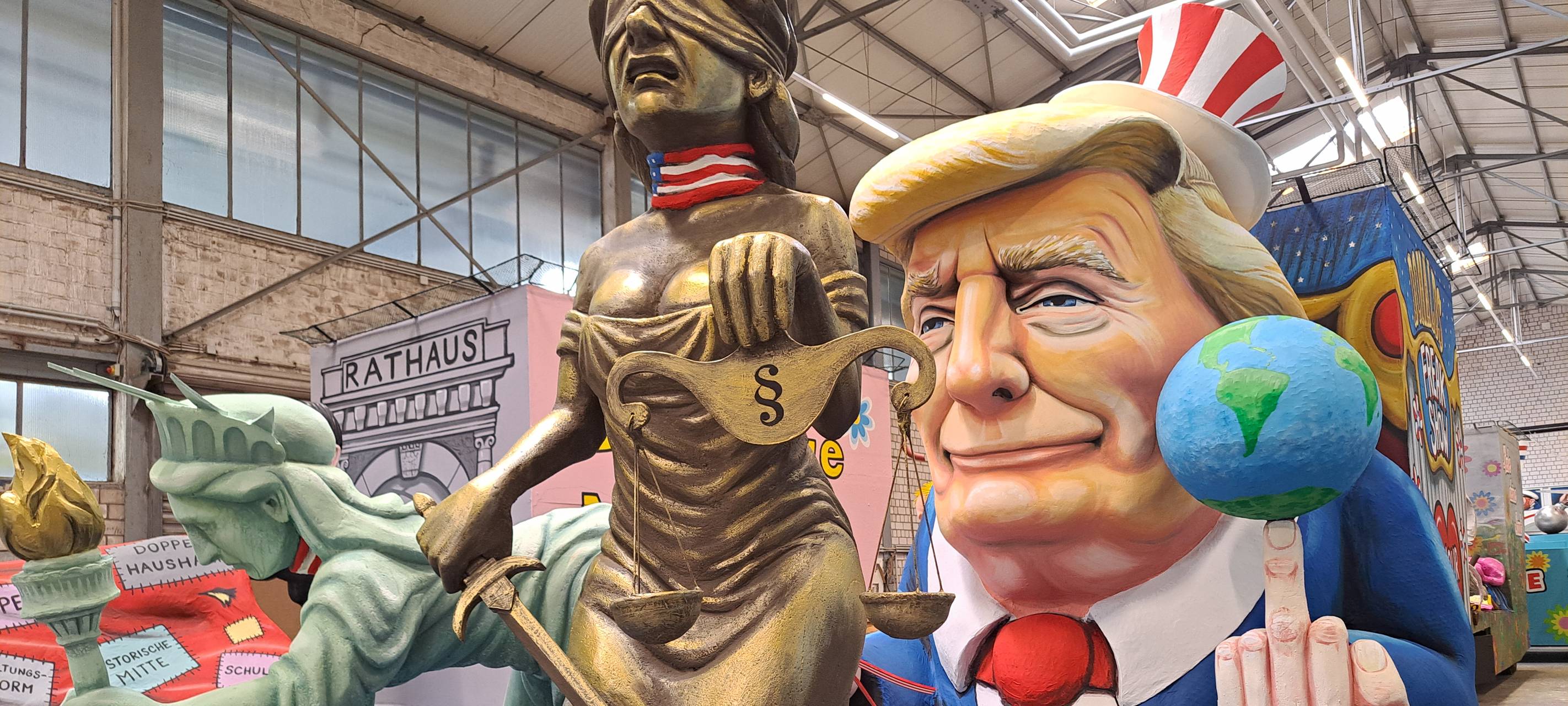 Persiflagewagen für den Rosenmontagszug vorgestellt