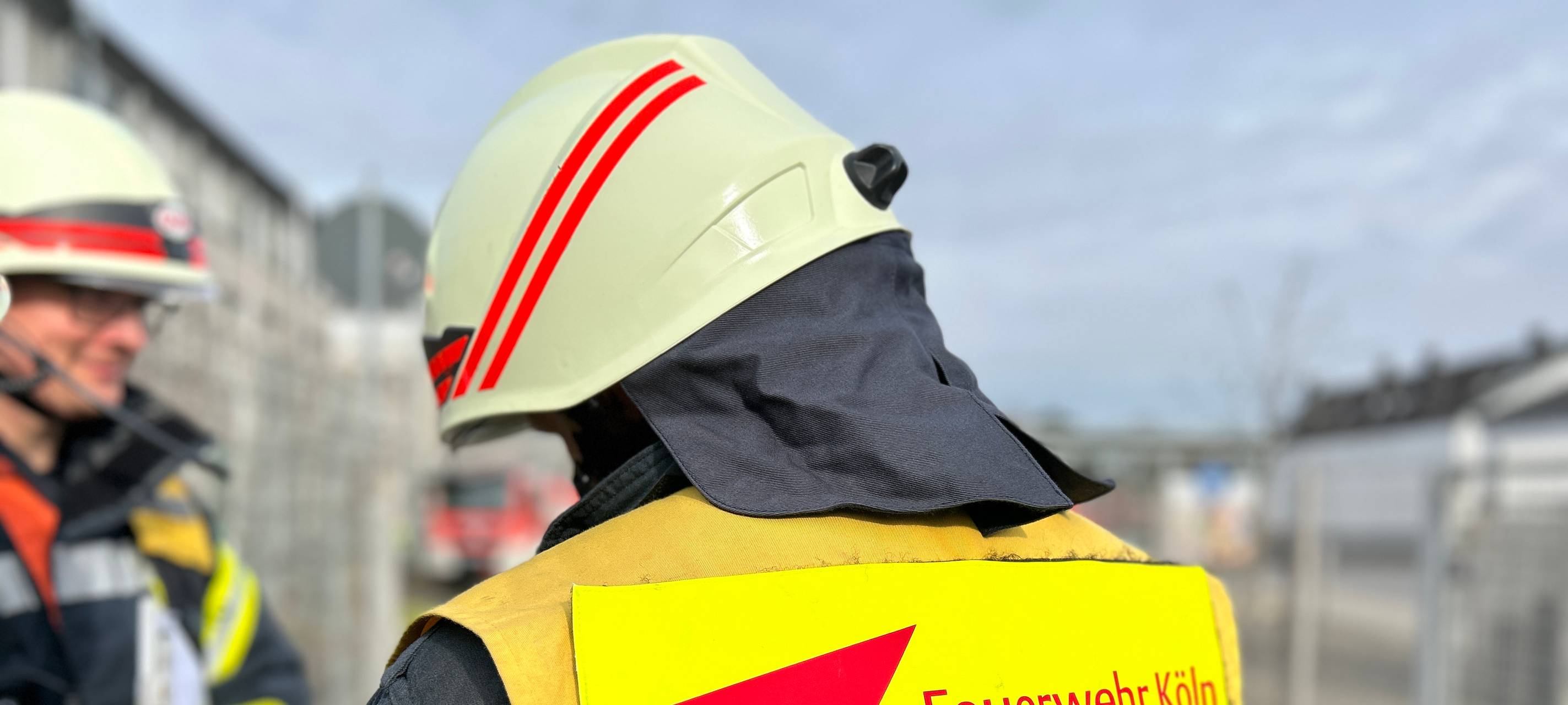 Feuerwehr löscht mehrere Autos auf den Autobahnen