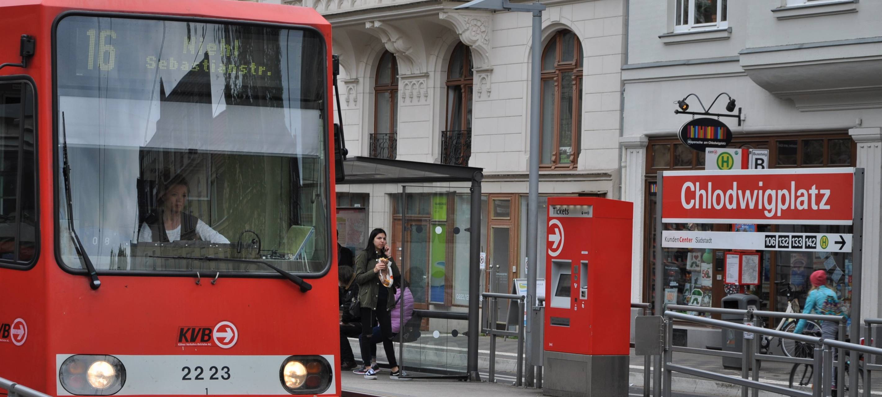KVB baut provisorische Bahnsteige für Karneval auf