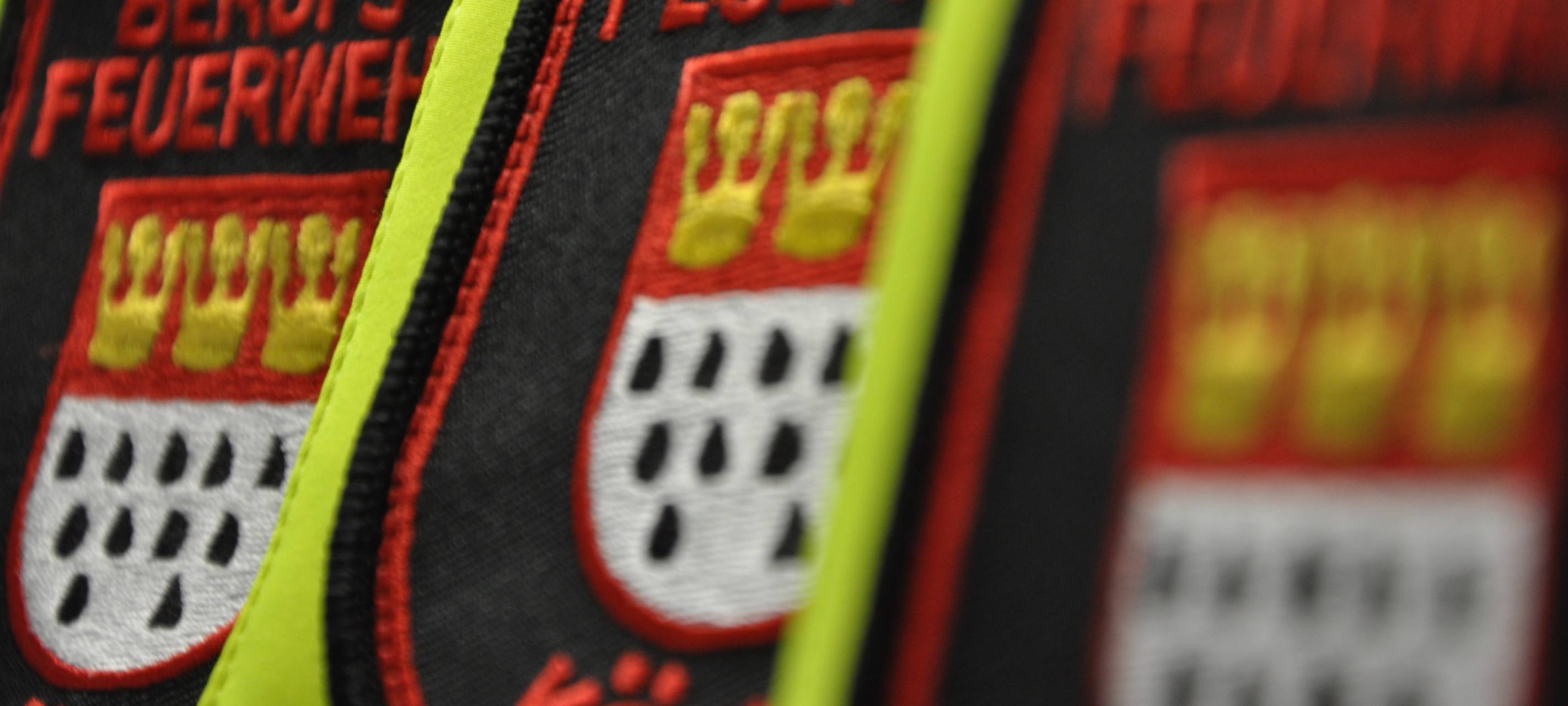 Feuerwehr löscht Brand in Mehrfamilienhaus