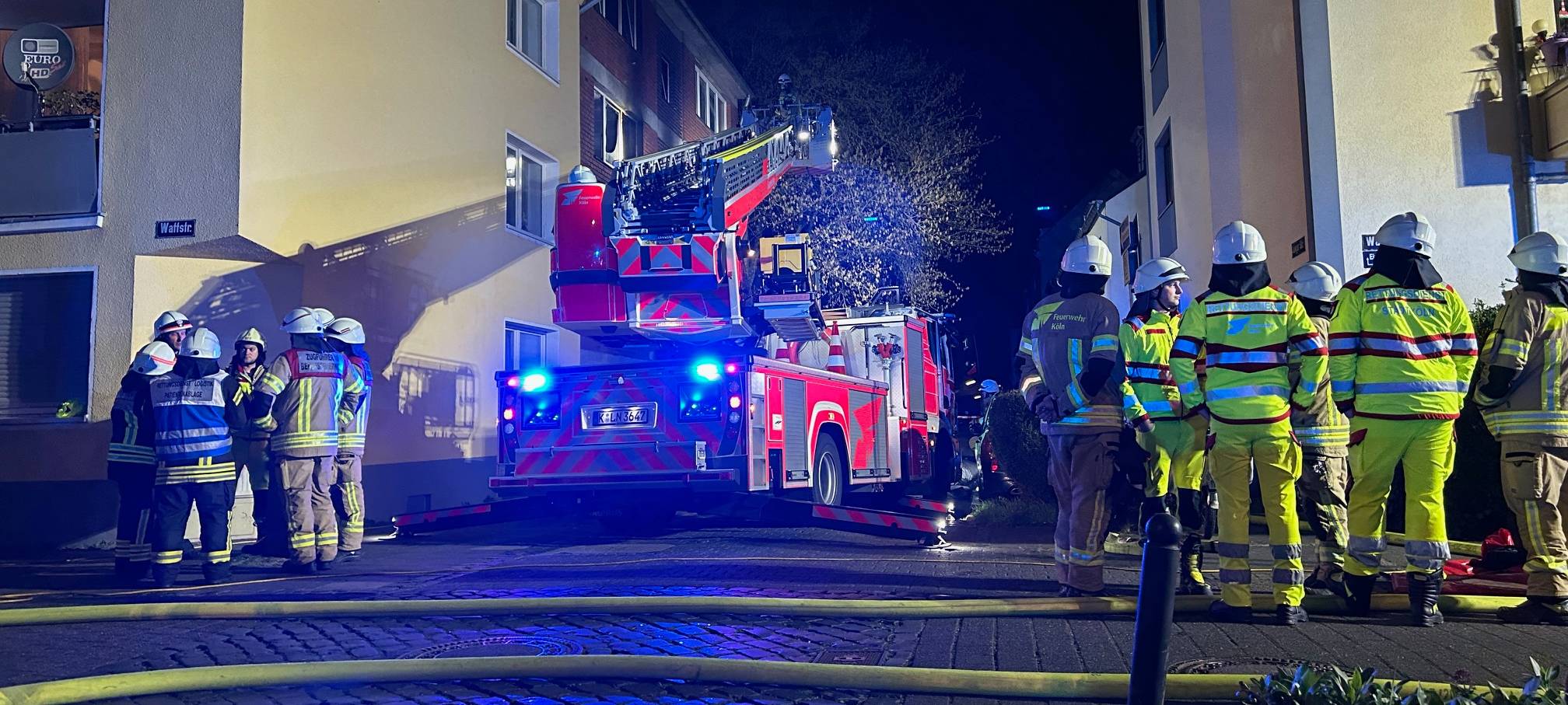 Falschparker behindert Feuerwehr in Humboldt/Gremberg