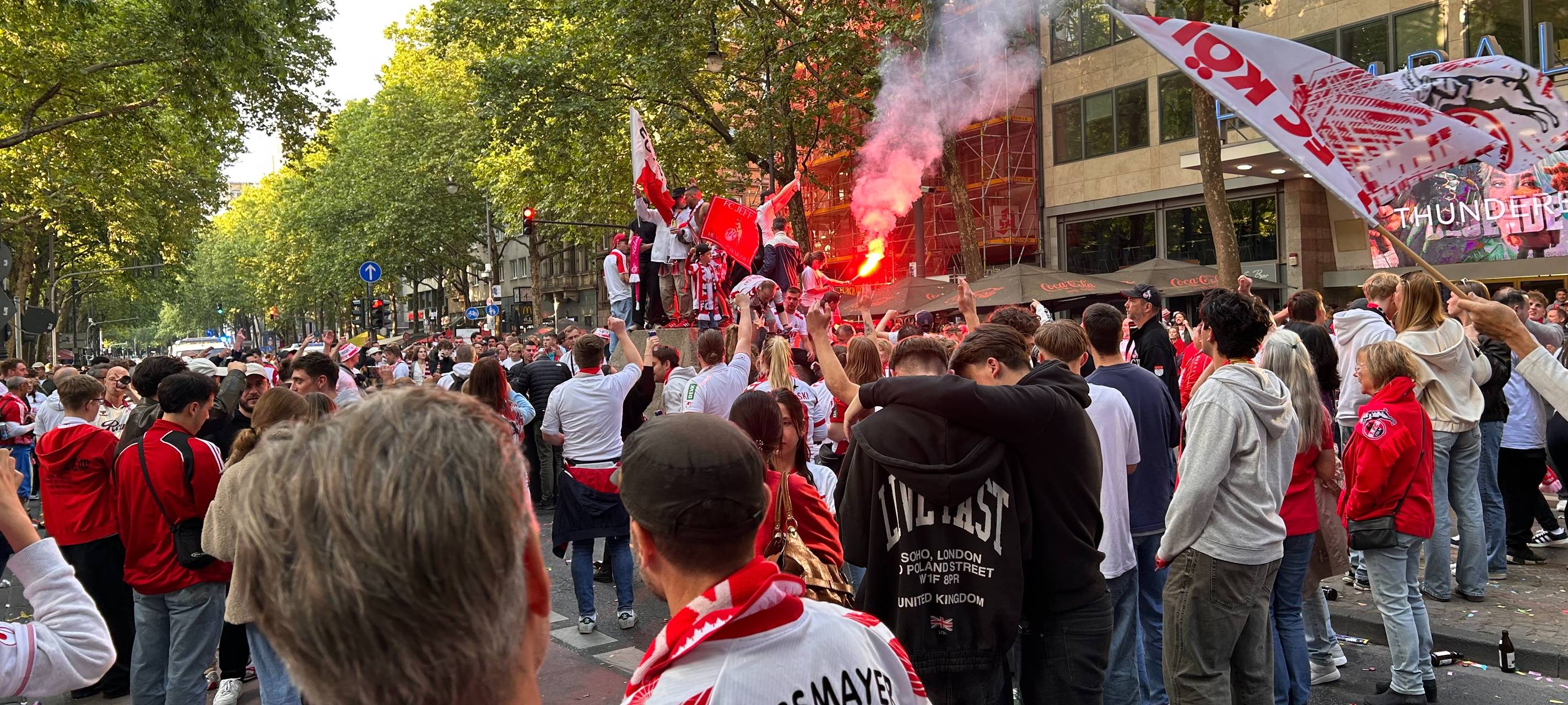 Fans feiern Effzeh-Aufstieg auf den Ringen