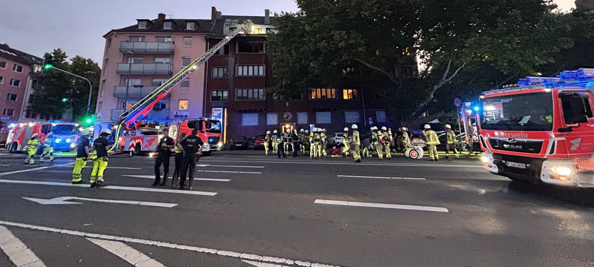 Drei Verletzte bei Wohnungsbrand in Lindenthal