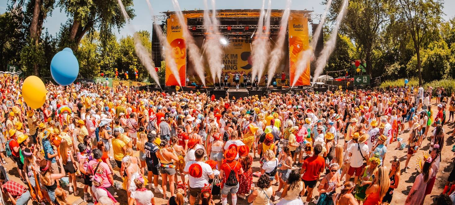 Jeck im Sunnesching zieht an den Tanzbrunnen