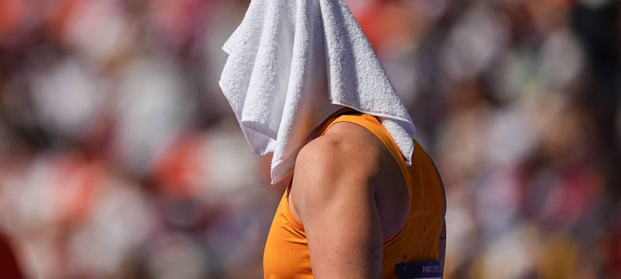 Olympia, Paris 2024, Leichtathletik, Stade de France, Kugelstoß, Frauen, Qualifikation, Alina Kenzel aus Deutschland bedeckt ihren Kopf mit einem Handtuch gegen die Hitze.