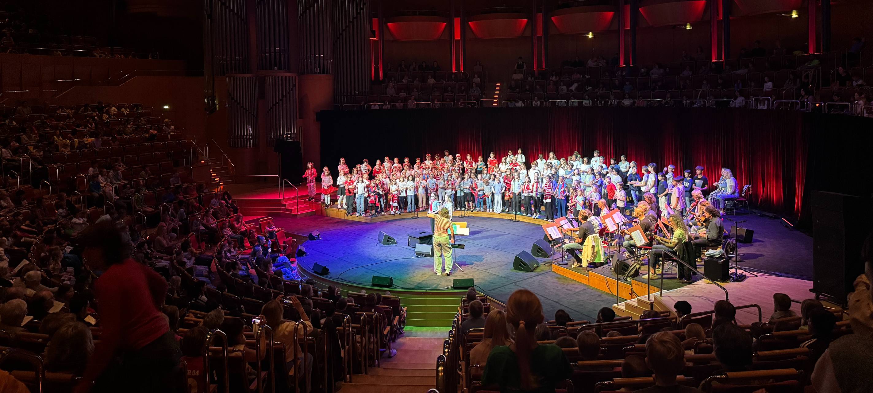 2000 Pänz singen in der Philharmonie