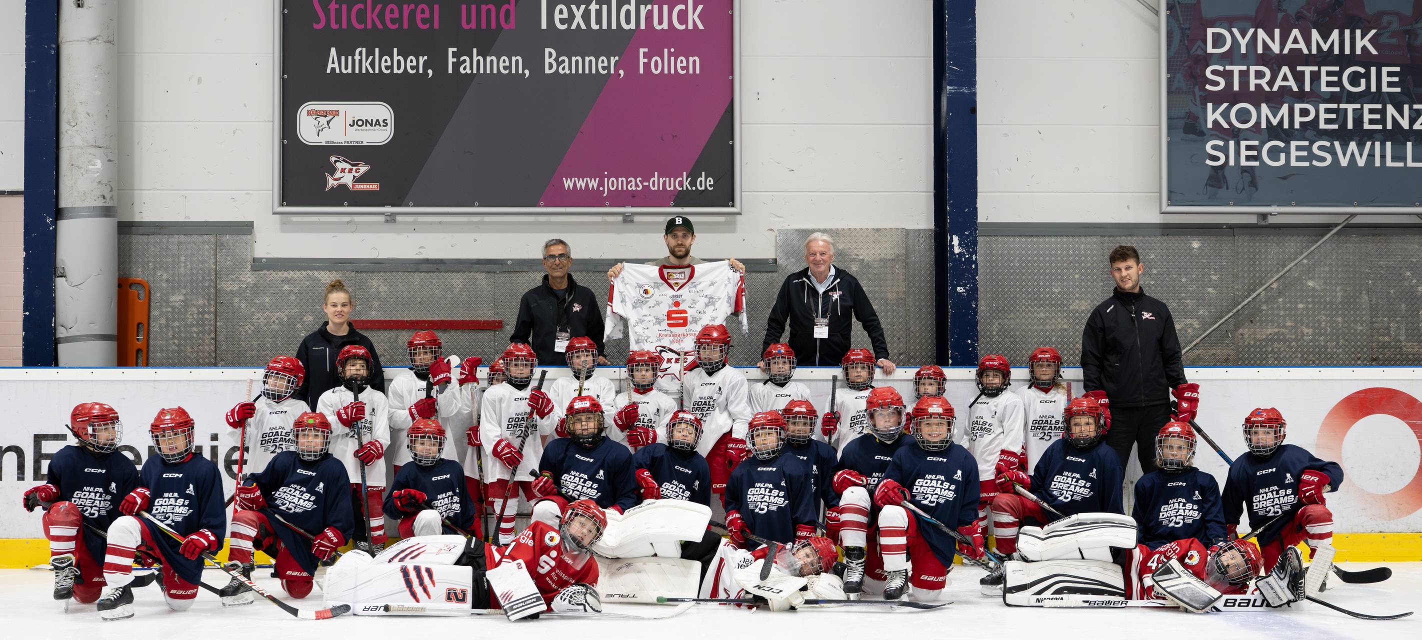 Leon Draisaitl besucht Nachwuchsspieler der Kölner Haie