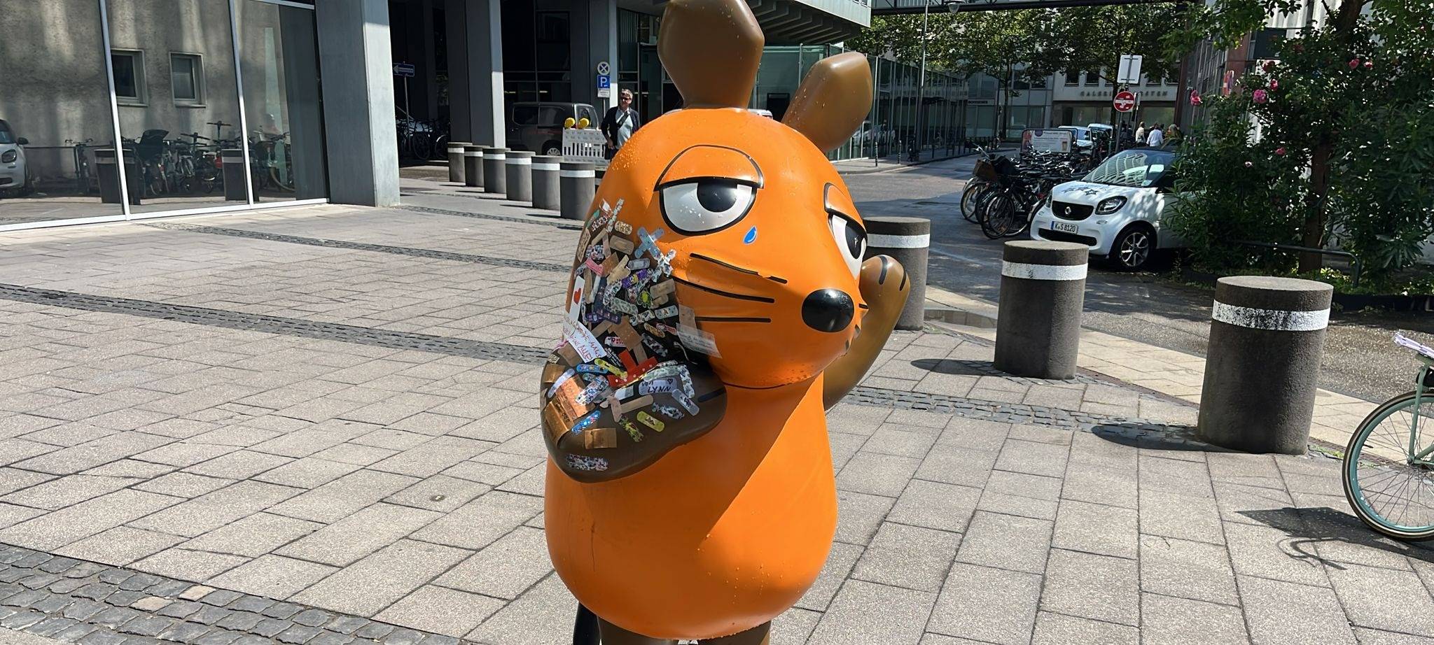 Angezündete Maus-Statue: Fahndung mit Überwachungsbildern