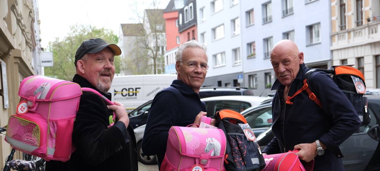800 Schulranzen für Kinder gespendet