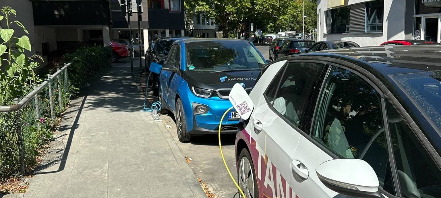 Drei neue E-Ladebordsteine in Lindenthal