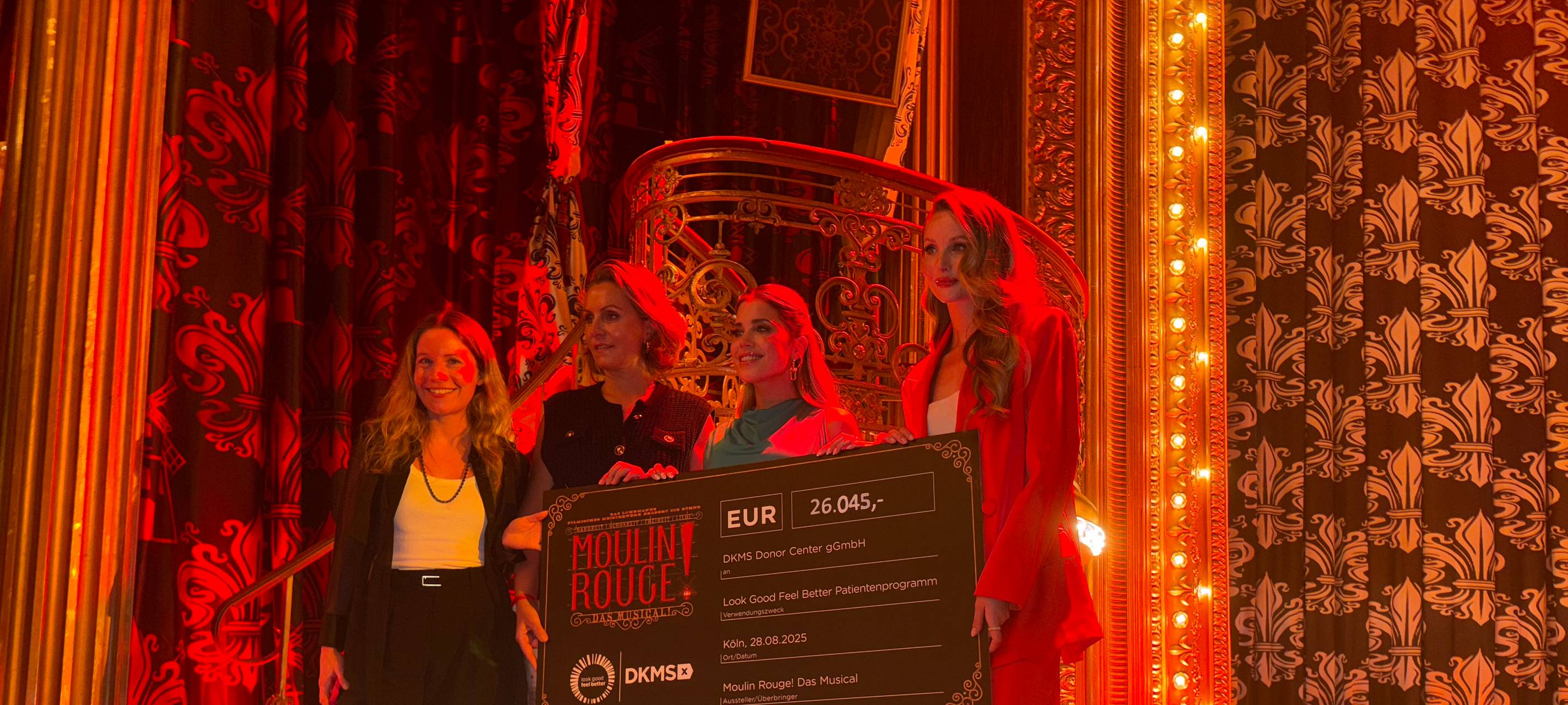Moulin Rouge Publikum spendet an DKMS
