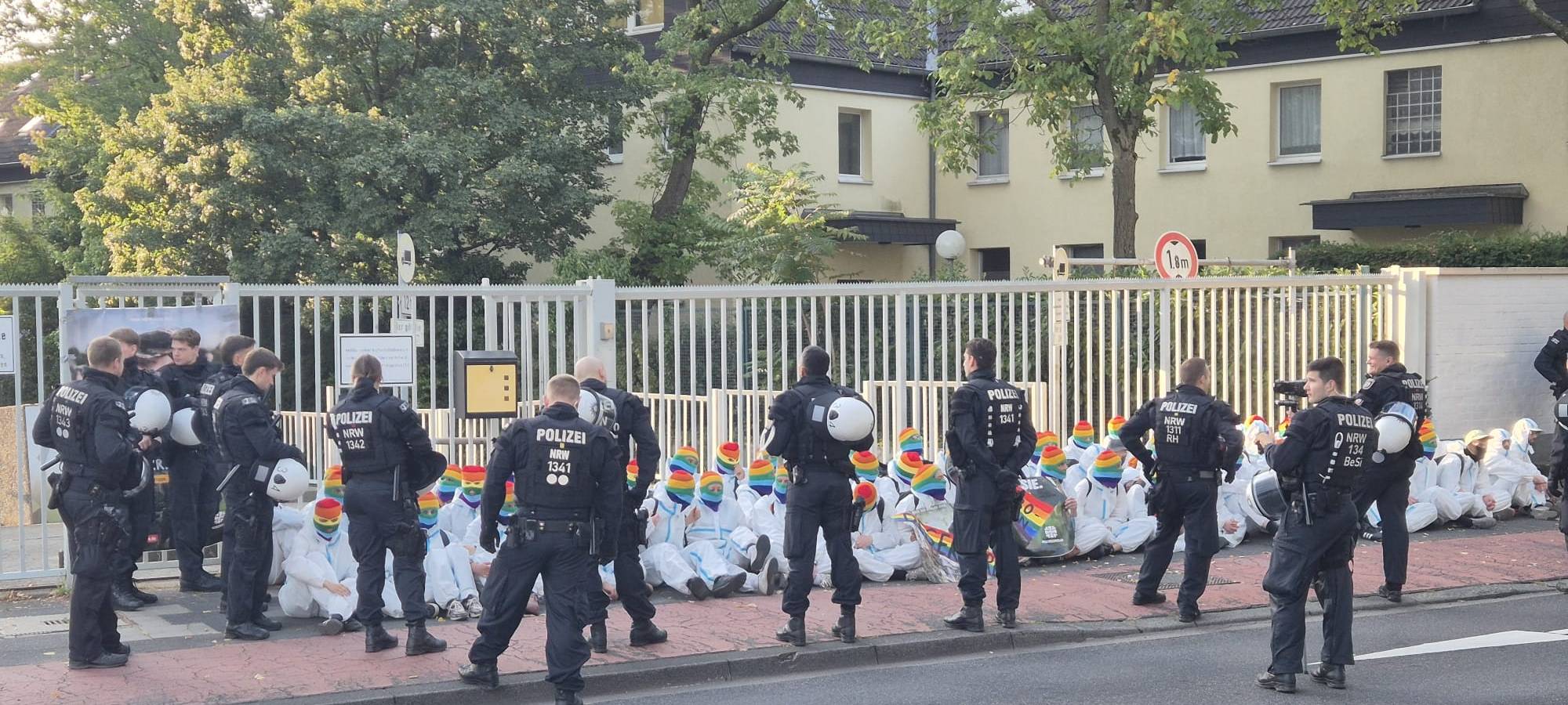 Protest-Blockade vor Bundeswehrgebäude an der Brühler Straße