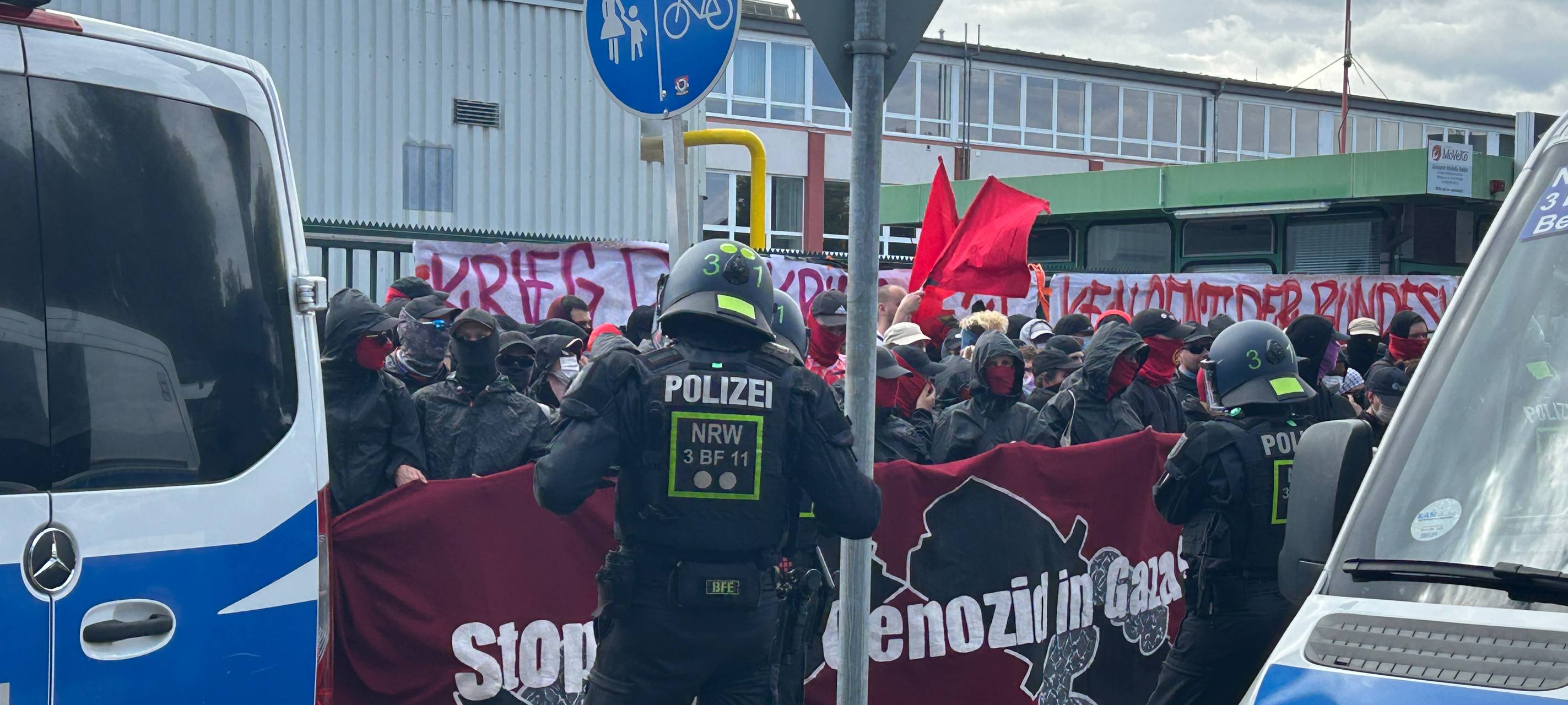 Großeinsatz wegen Protestaktion in Kalk
