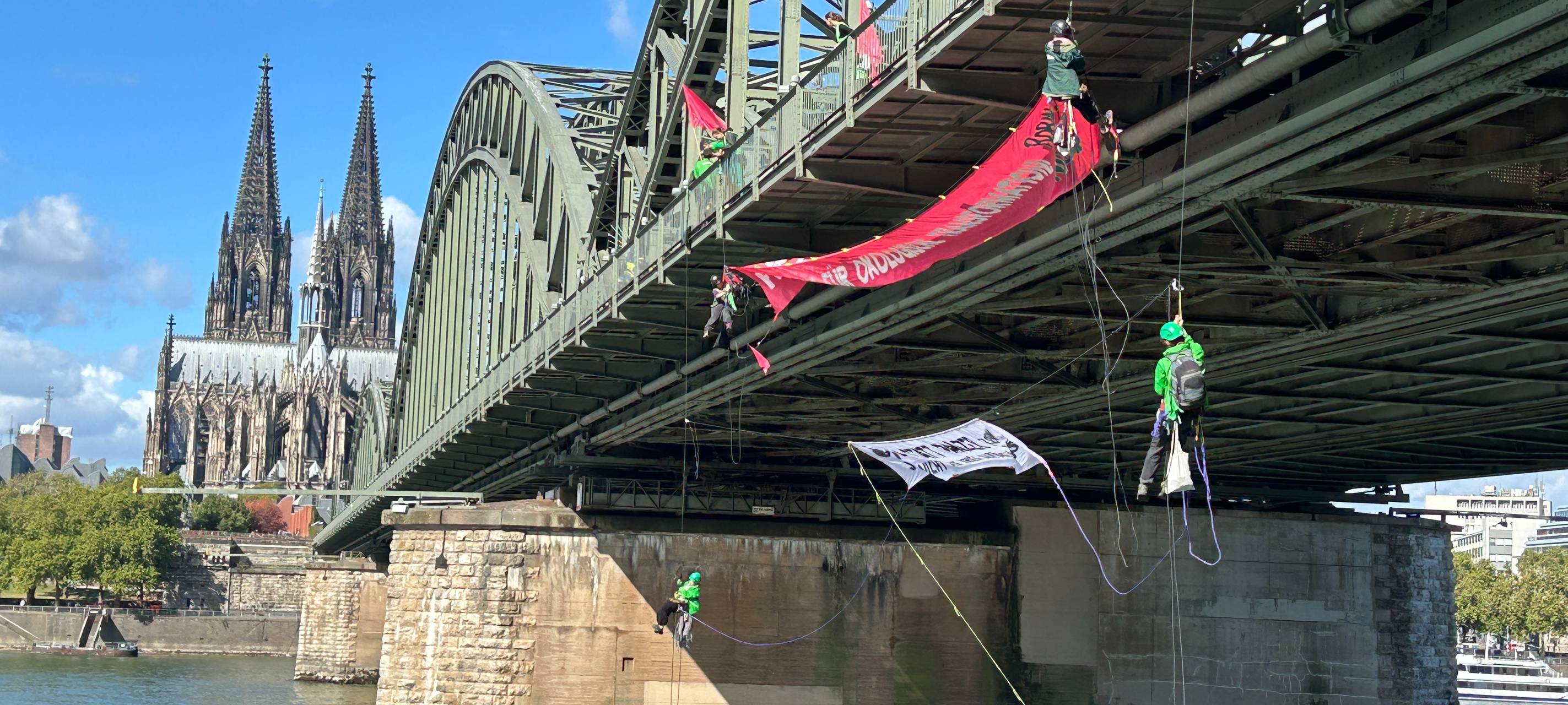 Klimaaktivisten seilen sich von Hohenzollernbrücke ab