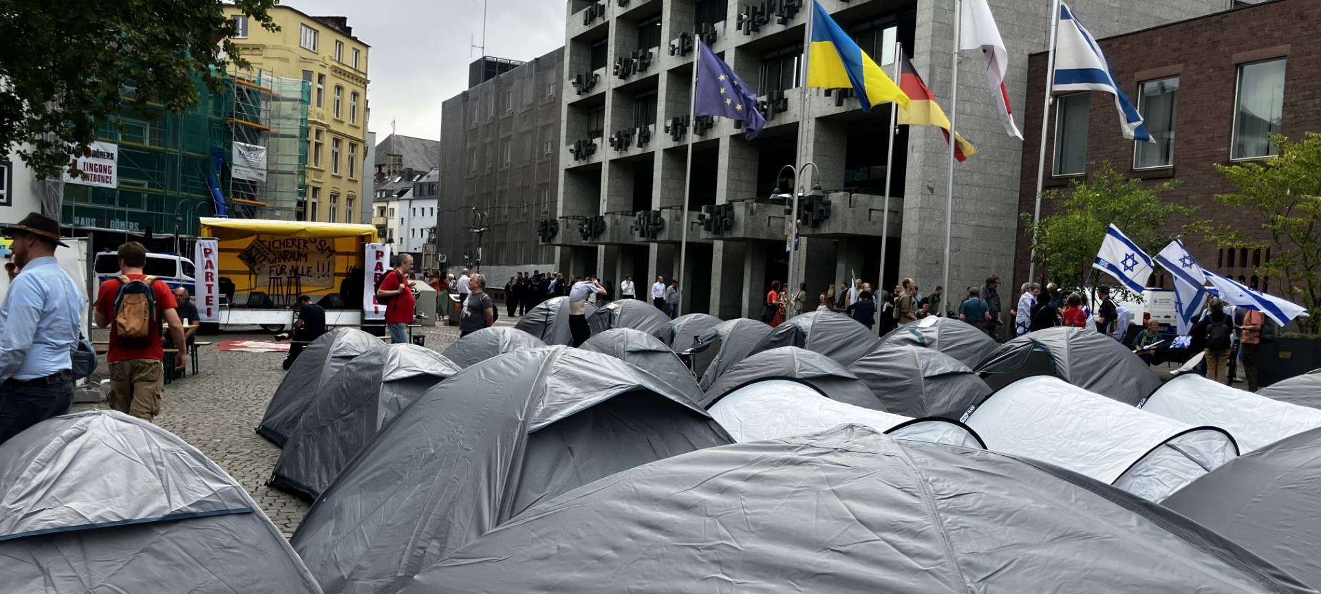 Zahlreiche Proteste rund ums Rathaus