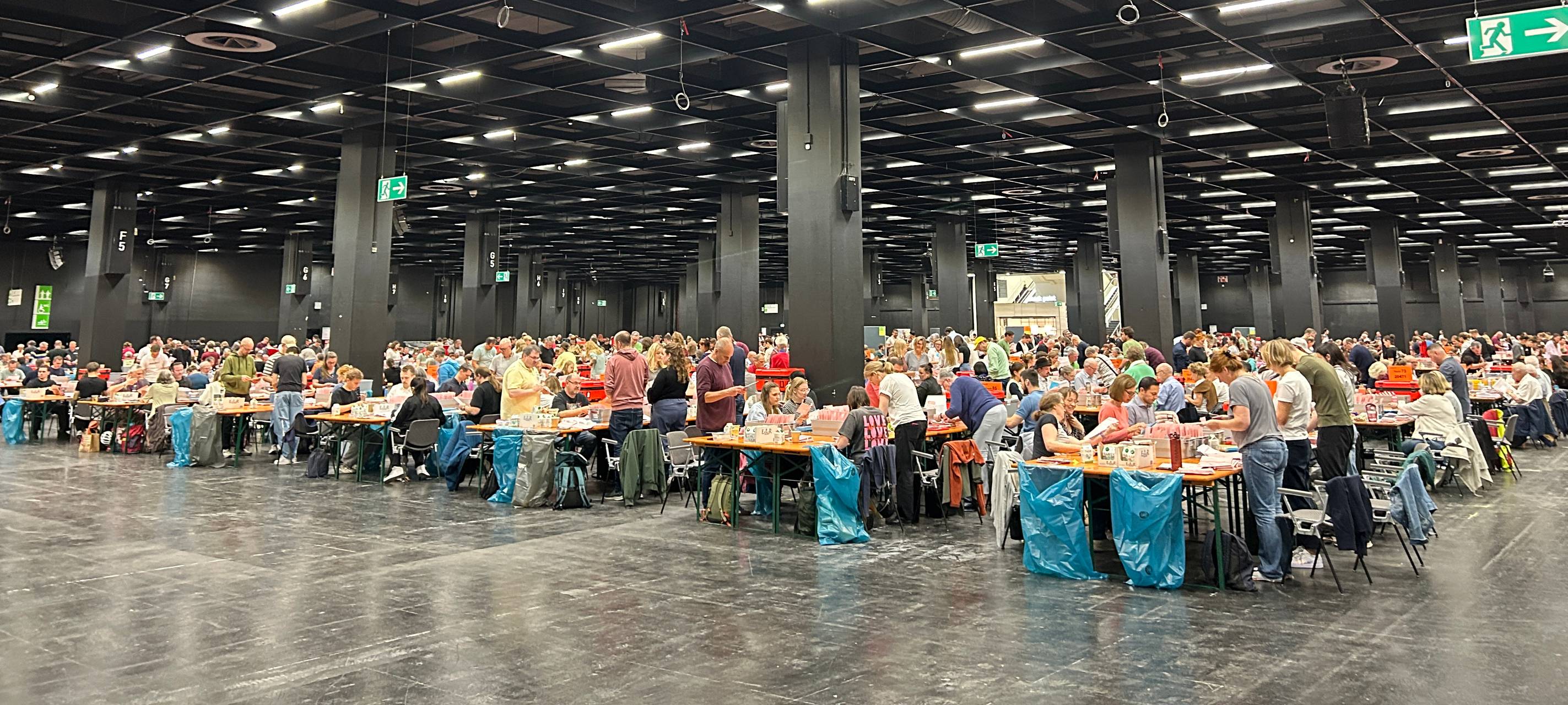 Das Briefwahlzentrum zur Kommunalwahl 2025 in den Deutzer Messehallen.