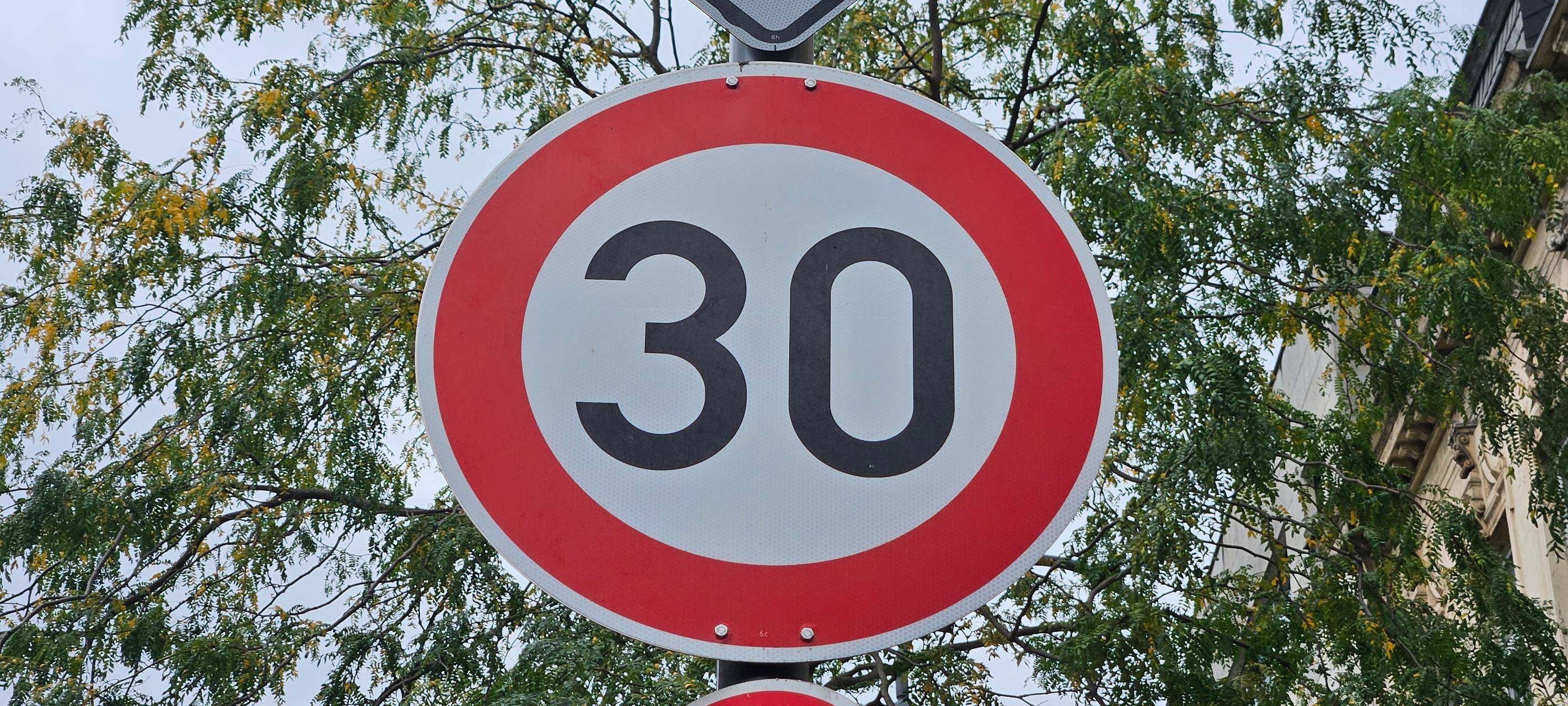 Fuss e.V. und VCD begrüßen mehr Tempo 30 in Köln
