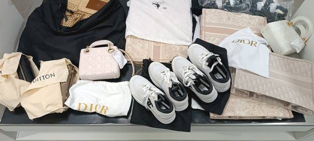 Mutter und Tochter schmuggeln Luxustaschen und -schuhe
