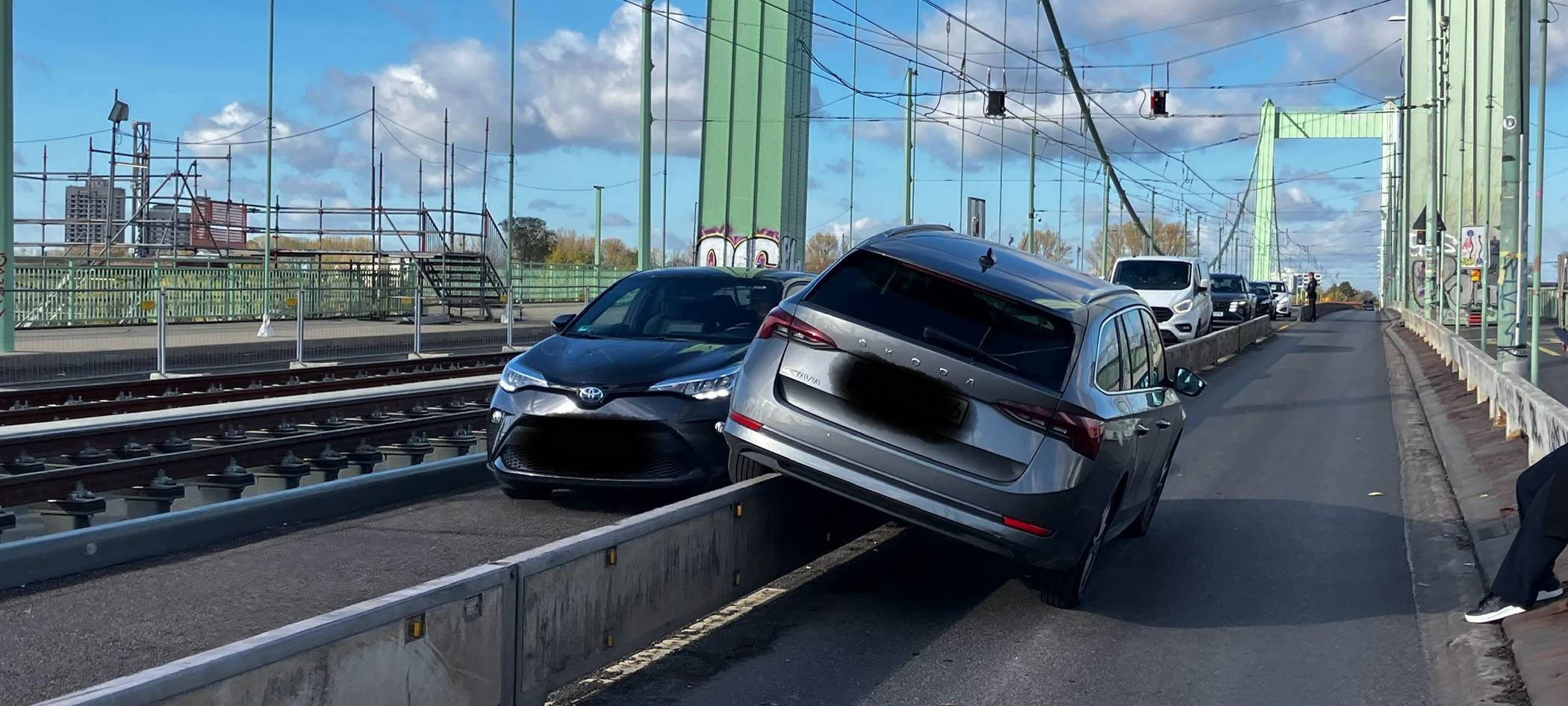 Mülheimer Brücke nach Unfall wieder frei