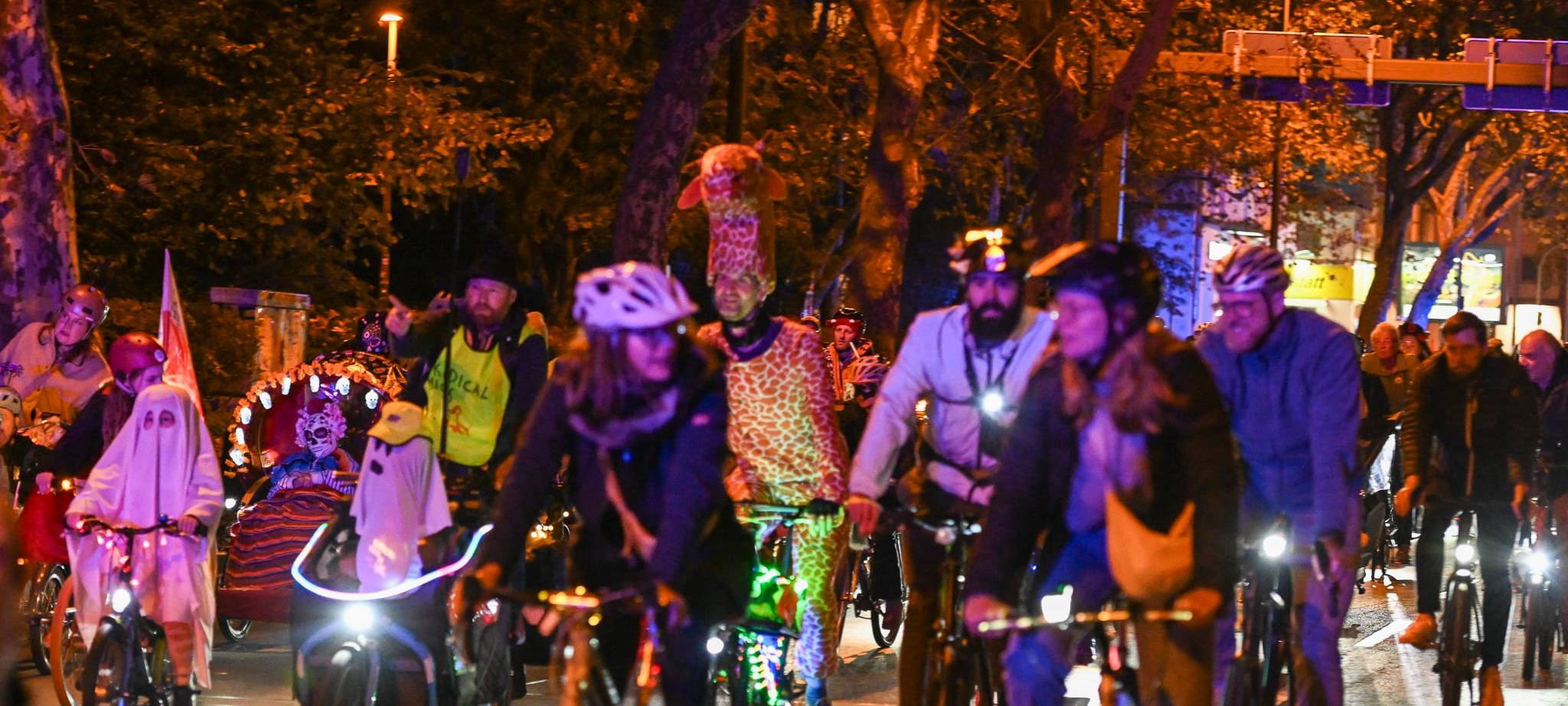 Halloween-Fahrraddemo im Rechtsrheinischen