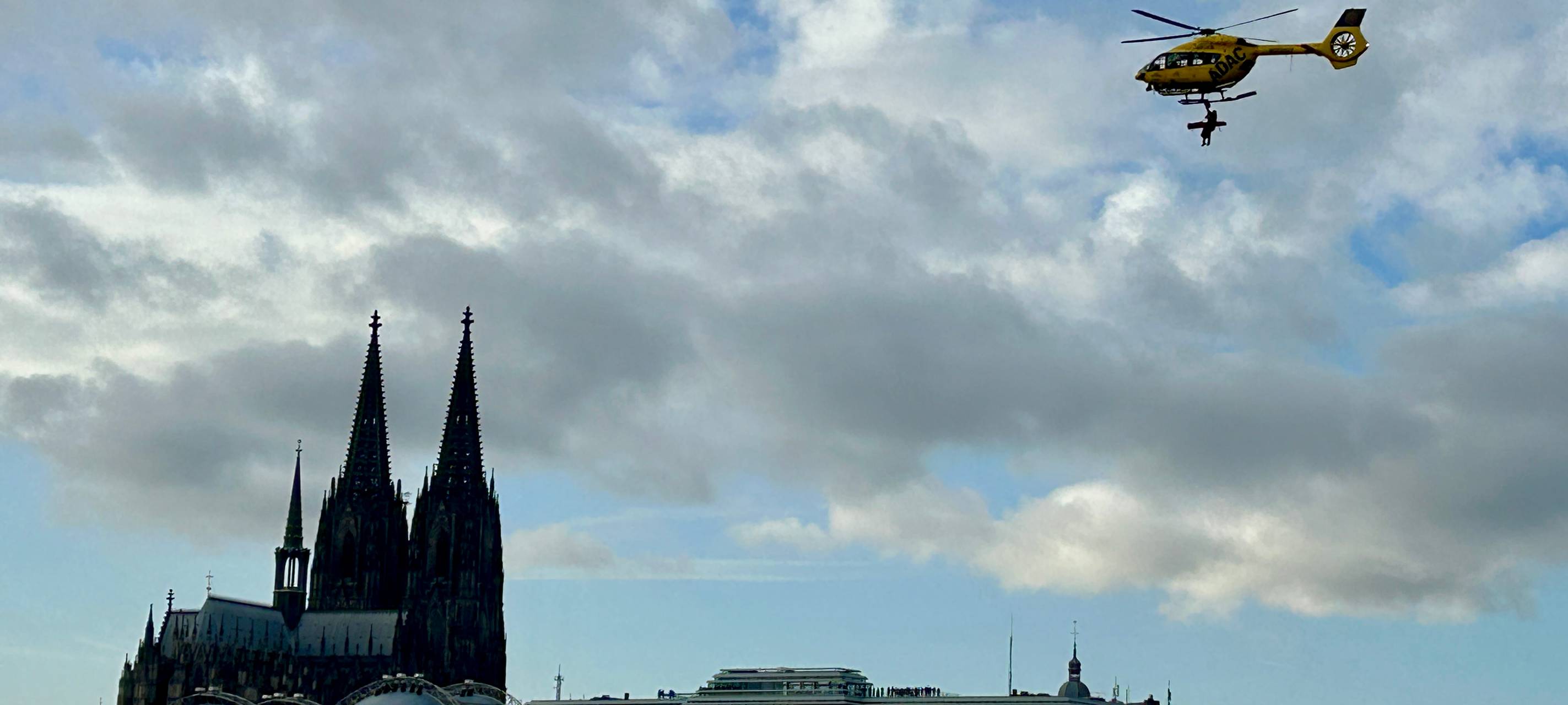 Spektakuläre Übung über dem Rhein
