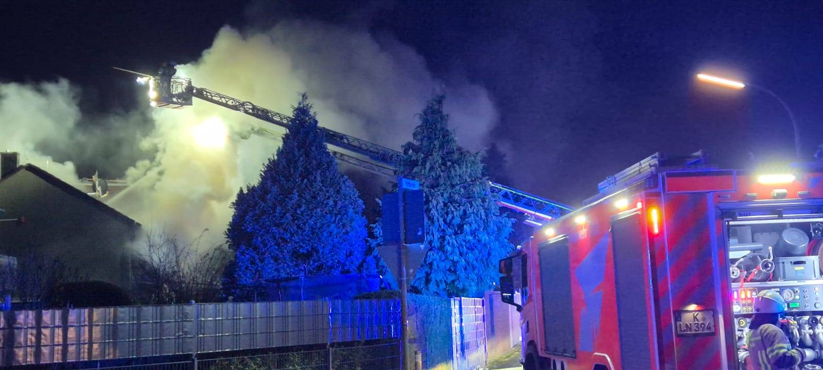 Feuer in Weiß - schwierige Löscharbeiten