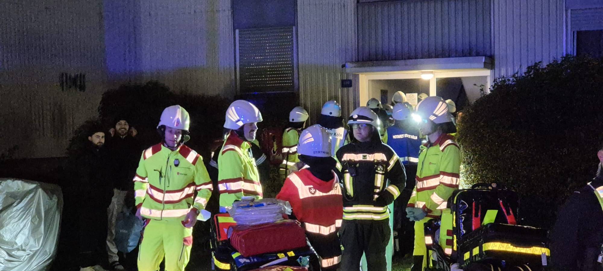 Viele Verletzte nach Wohnungsbrand in Porz