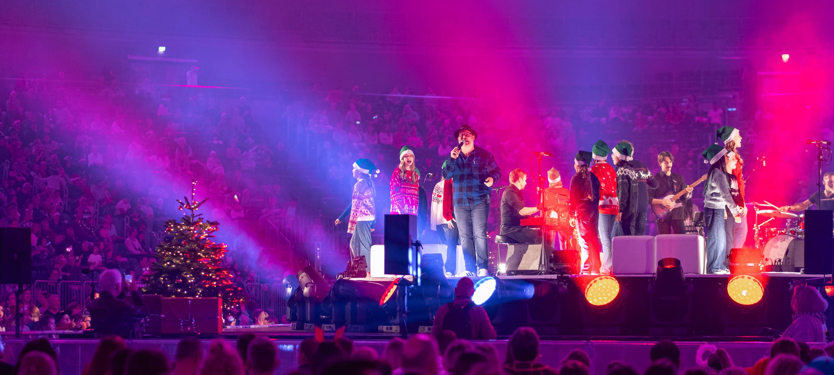 8000 Kinder und Eltern singen in der Arena