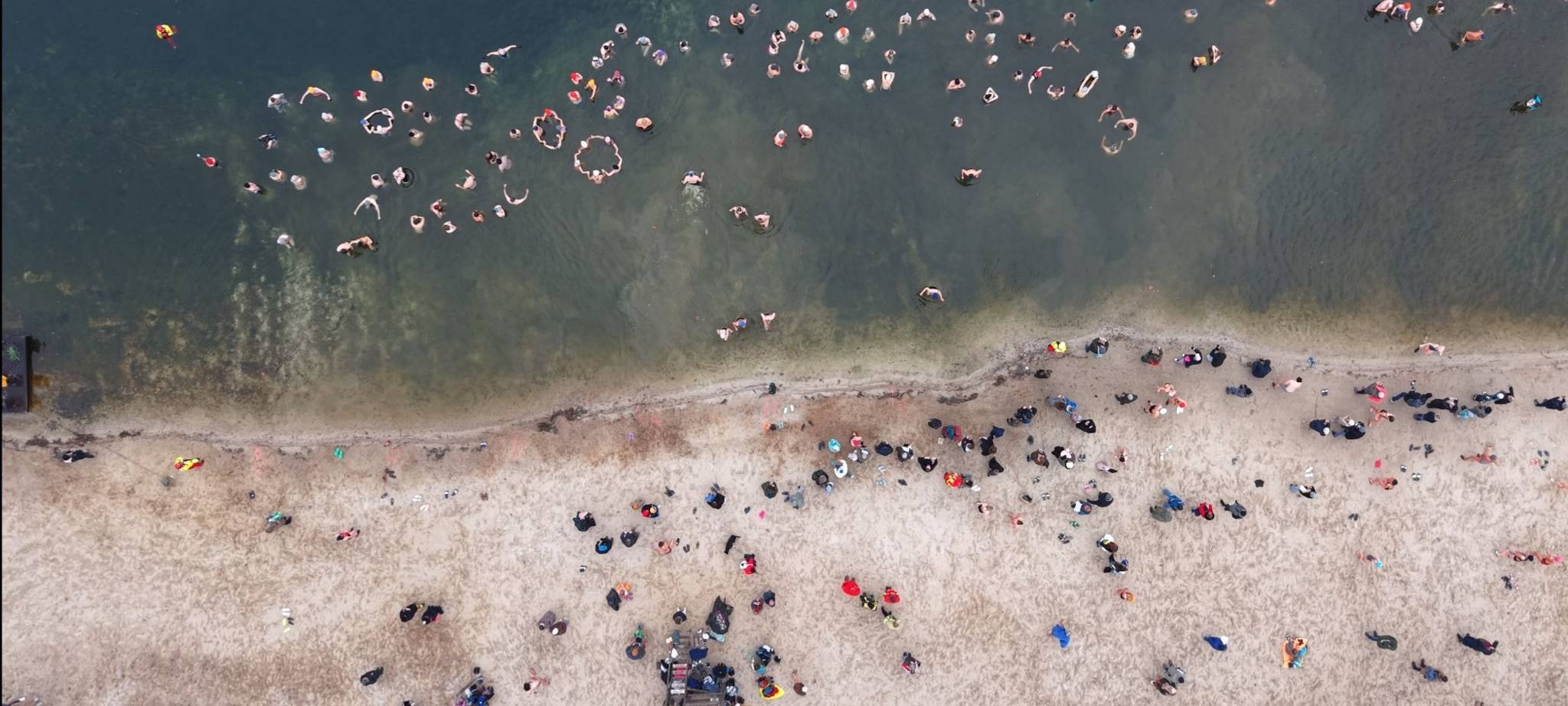 600 Teilnehmer beim Neujahrsbaden am Fühlinger See