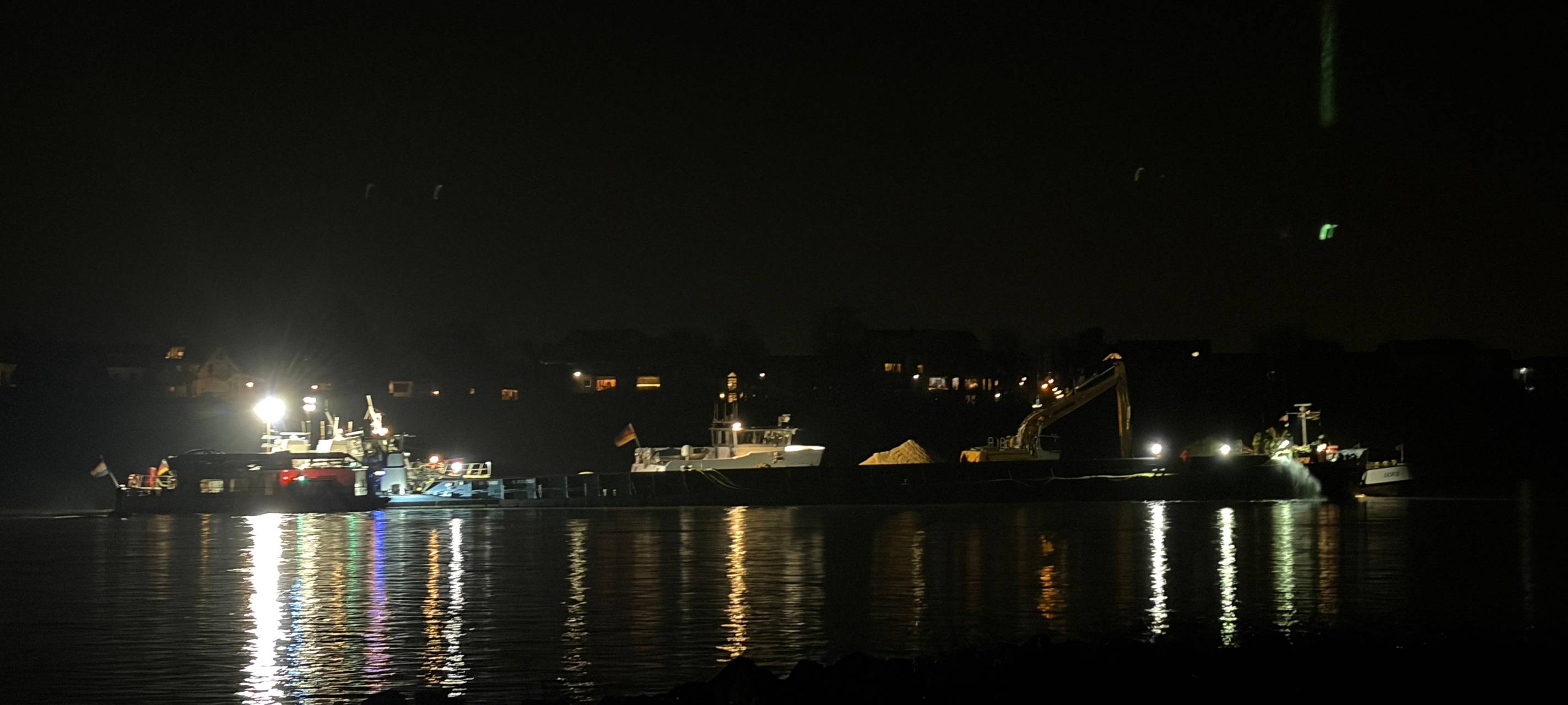 Frachtschiff läuft in Westhoven auf Grund