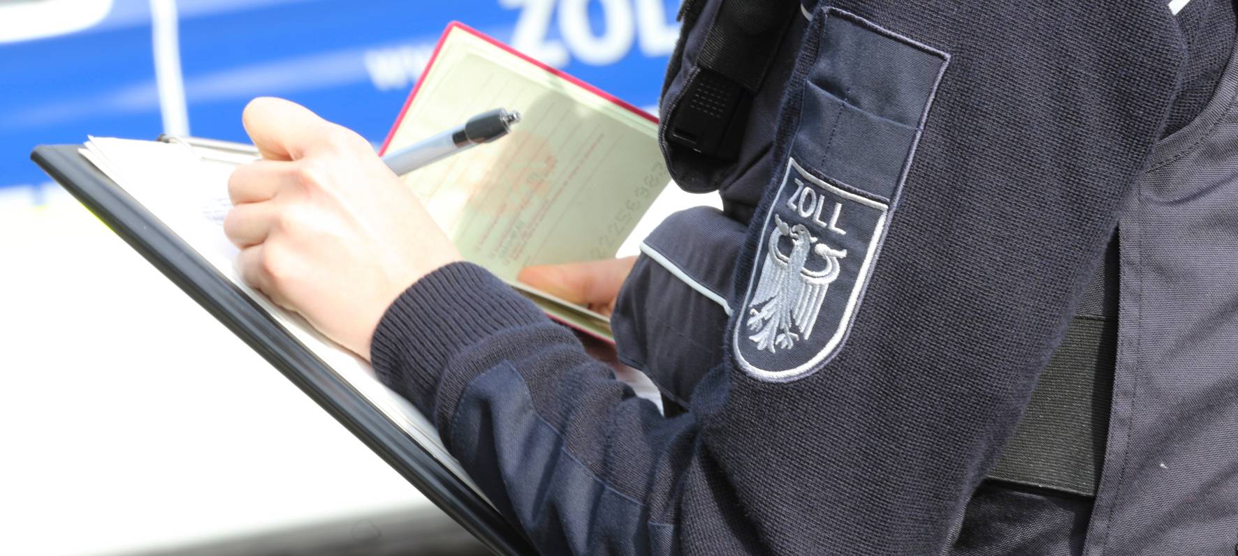 Zoll prüft Sicherheitskräfte des 1. FC Köln