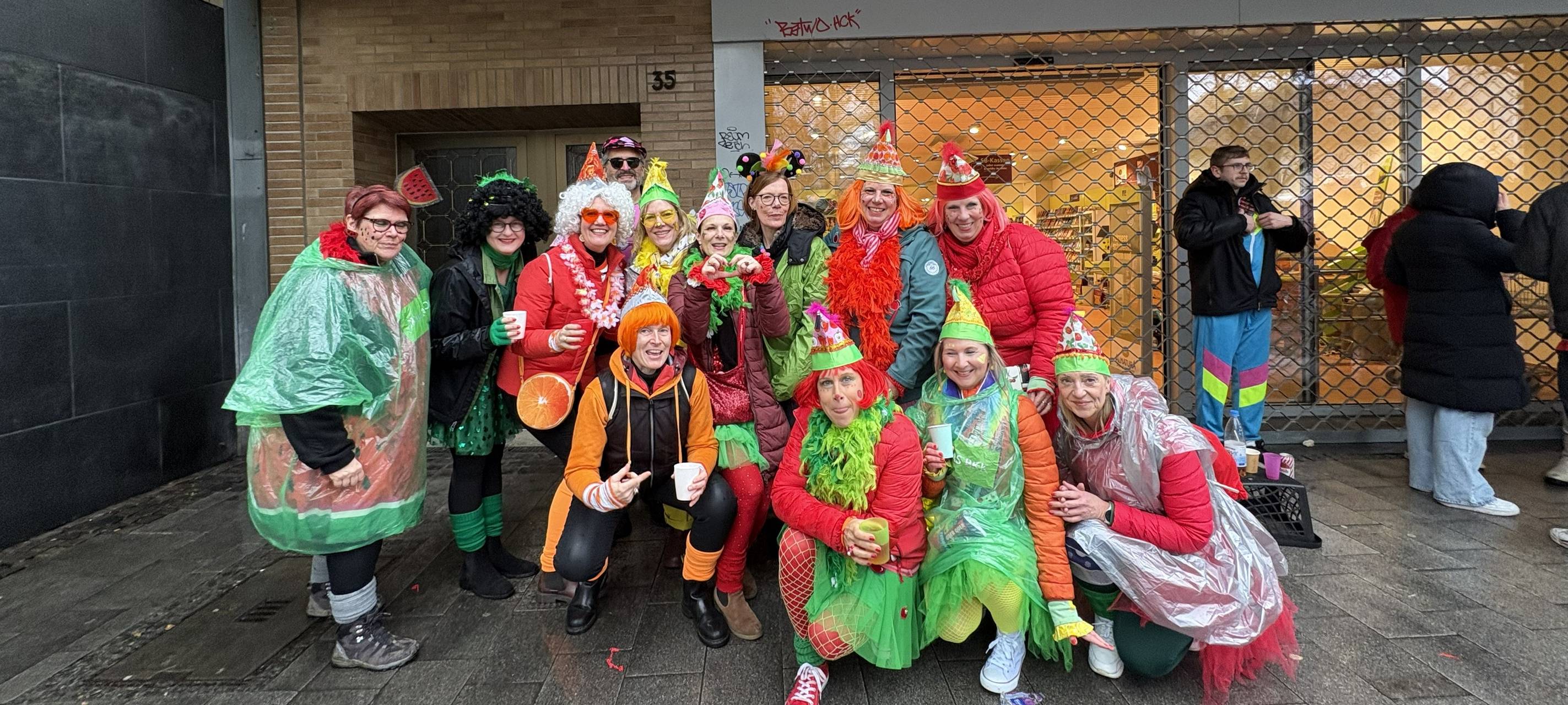 Weiberfastnacht: Viel Regen - friedliche Stimmung