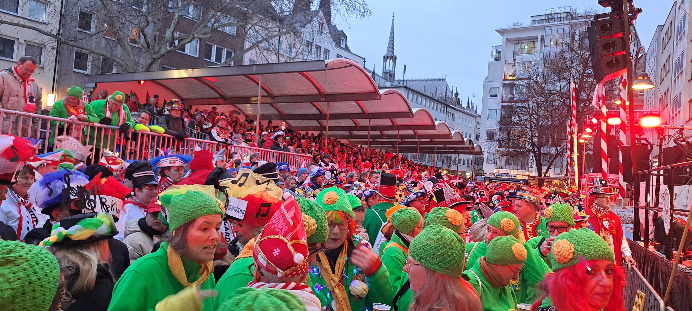 Sternmarsch endet mit großer Party am Alter Markt