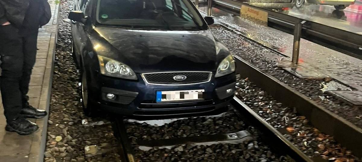 Auto landet in KVB-Gleisbett