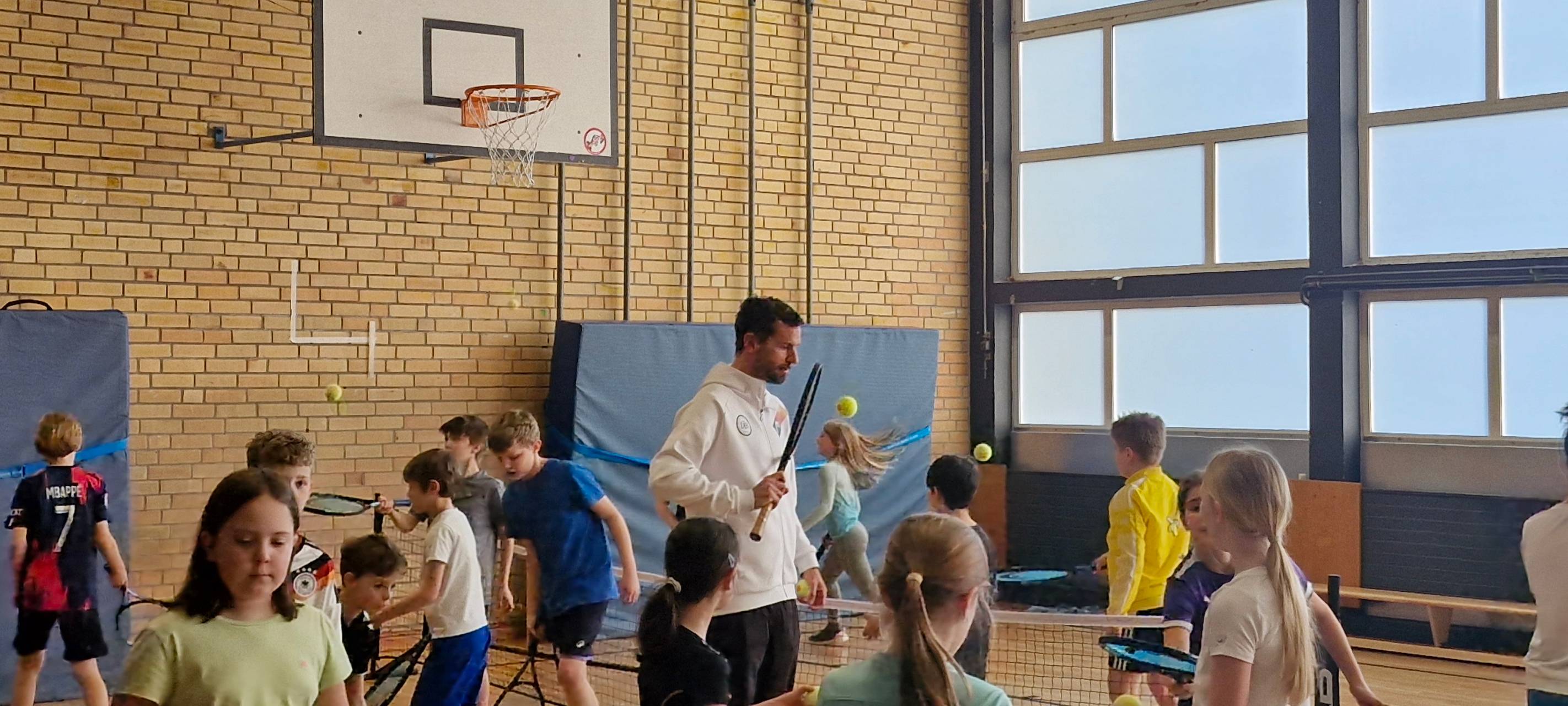 Ex-Profi gibt Tennisstunden an Kölner Grundschulen