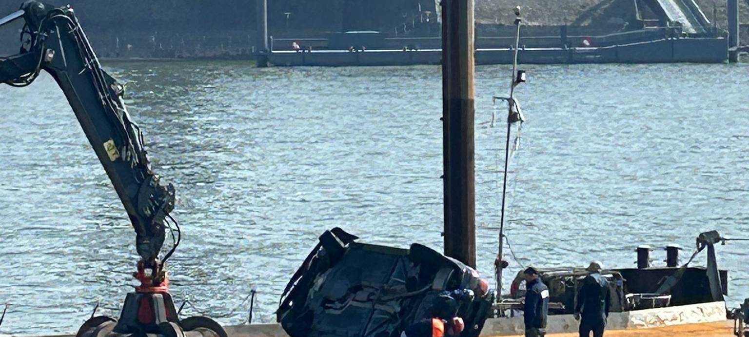 Auto aus Rhein geborgen - Fahrer schwebt in Lebensgefahr