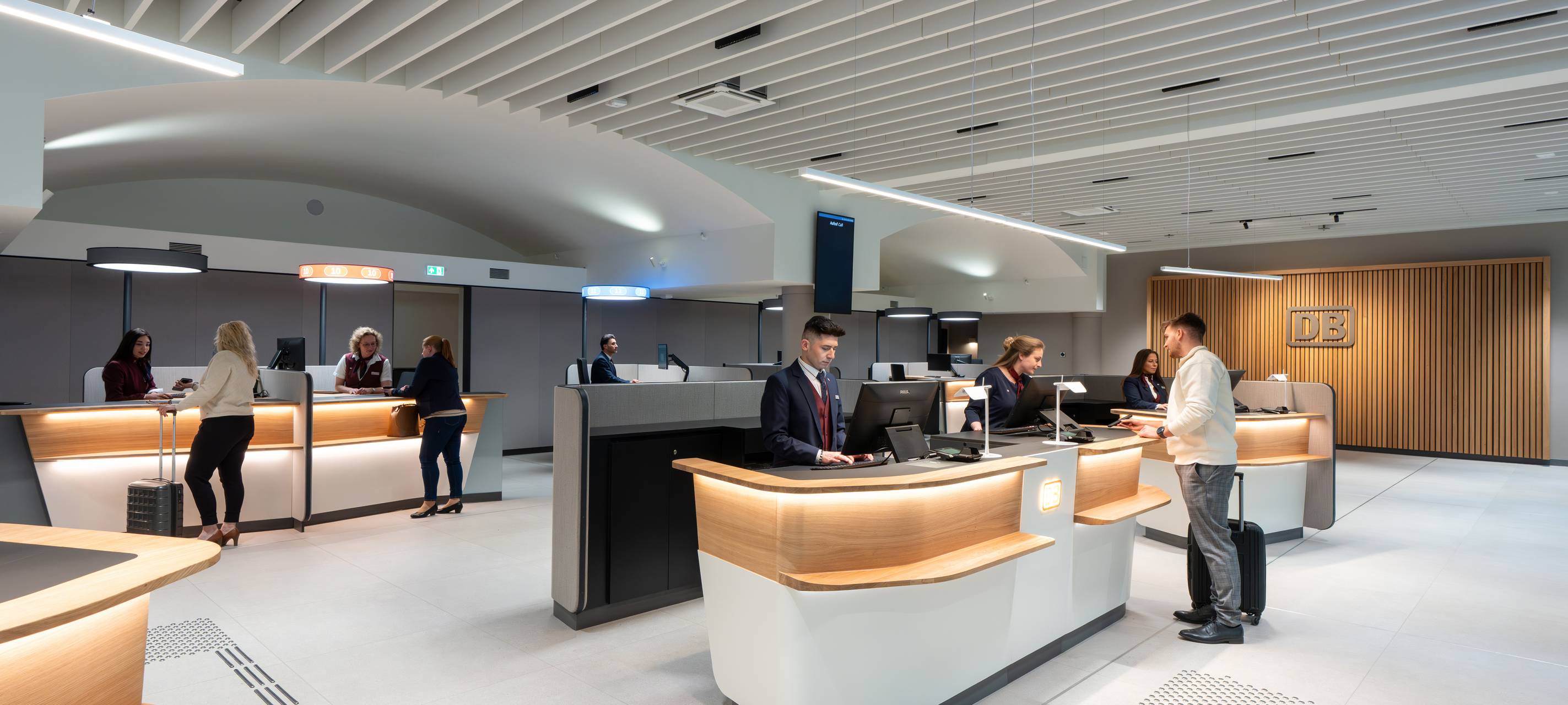 Neues modernes Reisezentrum im Kölner Hauptbahnhof