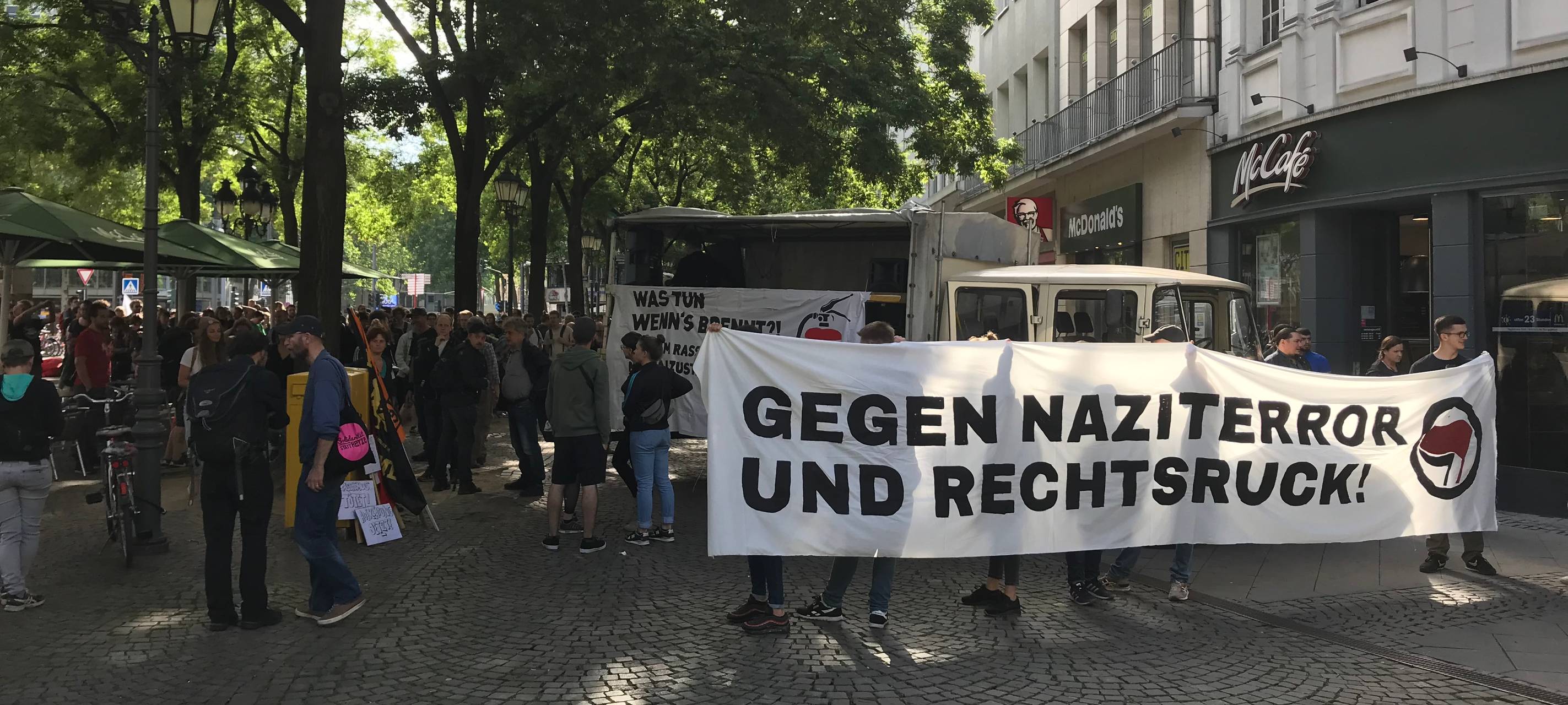 Proteste gegen Droh-E-Mails