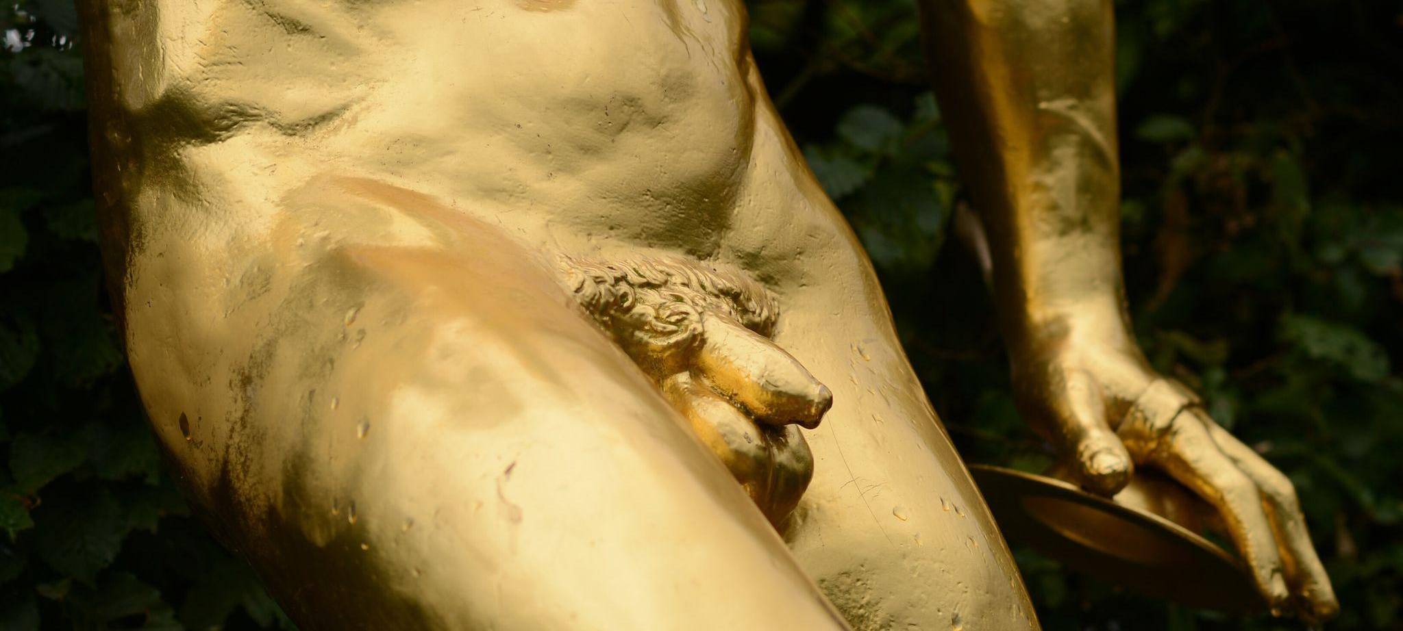 Penis einer goldenen Skulptur