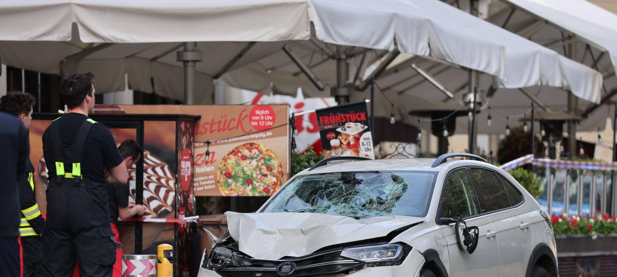 Auto in Leipzig in Menschengruppe gefahren