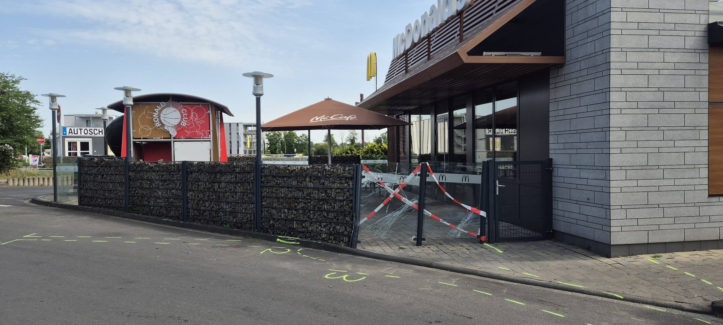 Auto landet in McDonald's Fassade